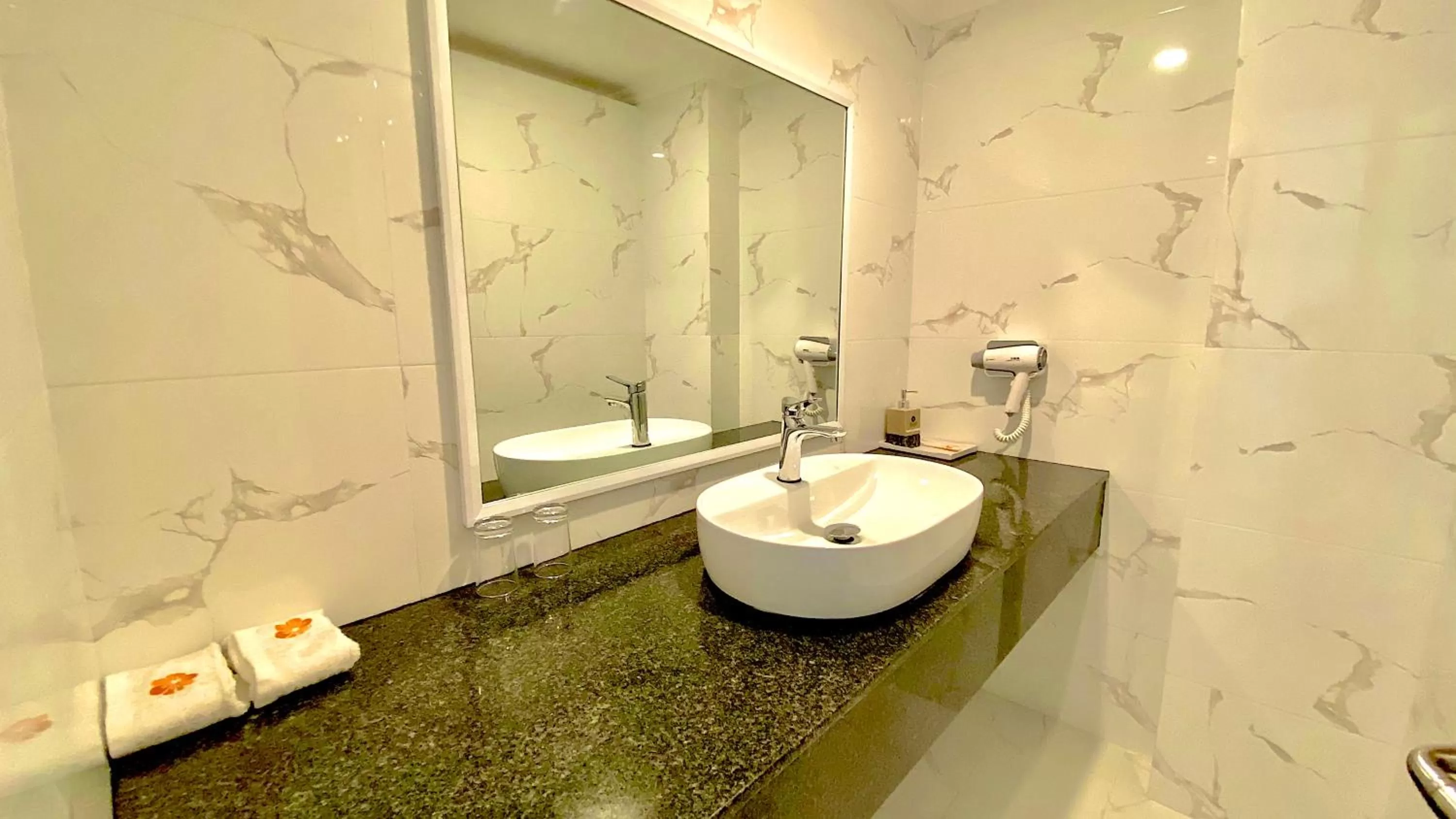 Bathroom in Kaani Palm Beach