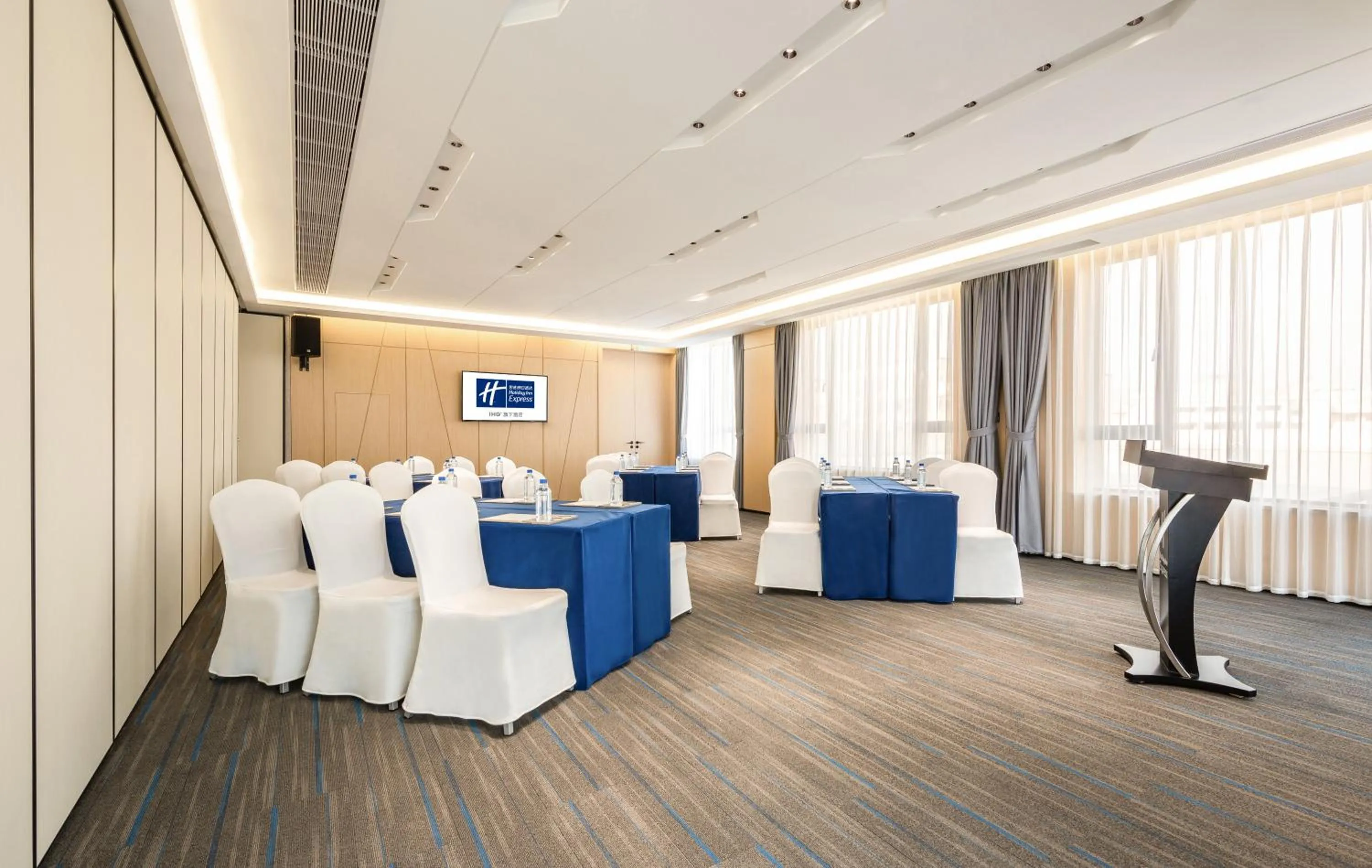 Meeting/conference room in Holiday Inn Express Jinjiang Anhai by IHG