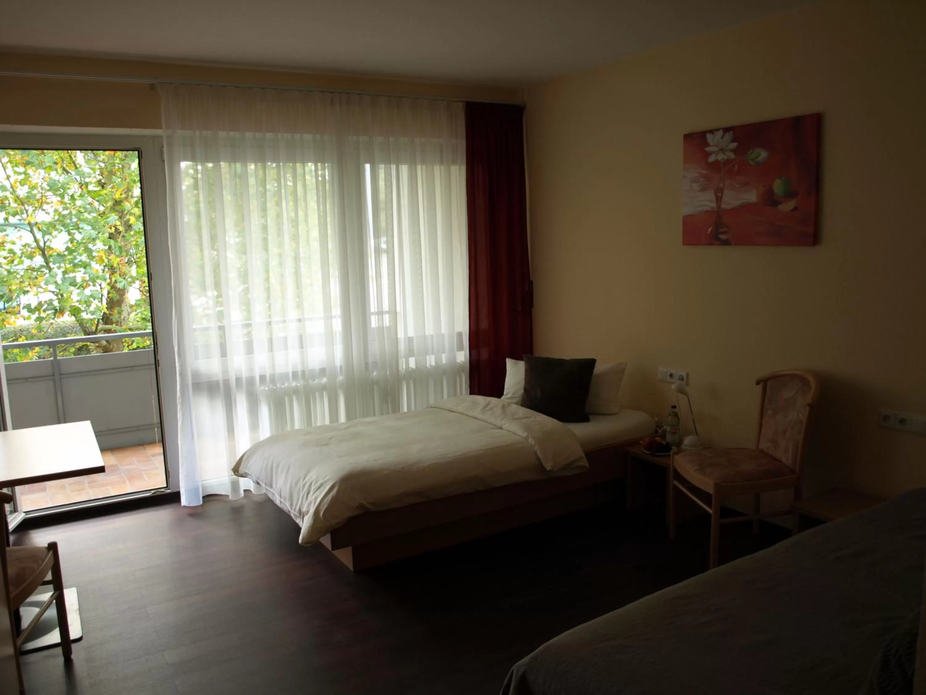 Photo of the whole room, Bed in Boardingroom