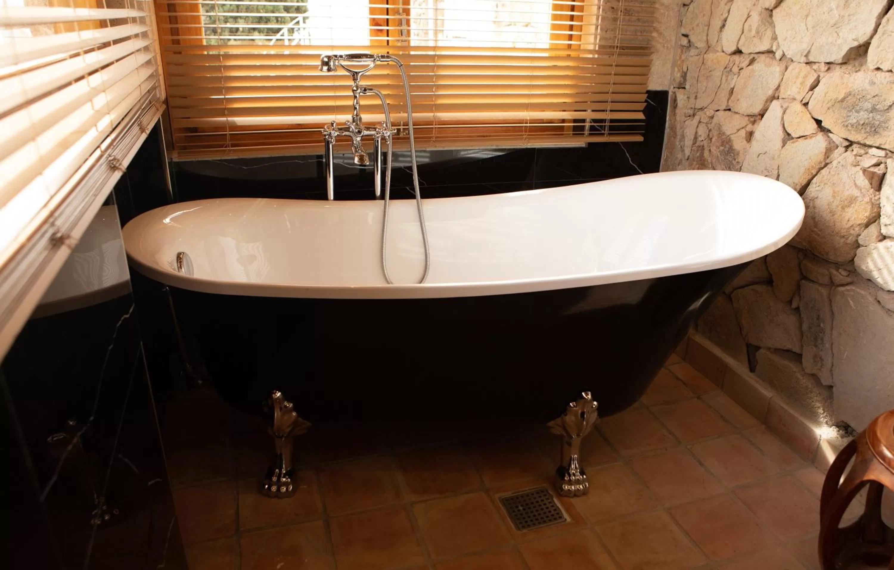 Bath in Hotel Roger de Flor by Seleqtta