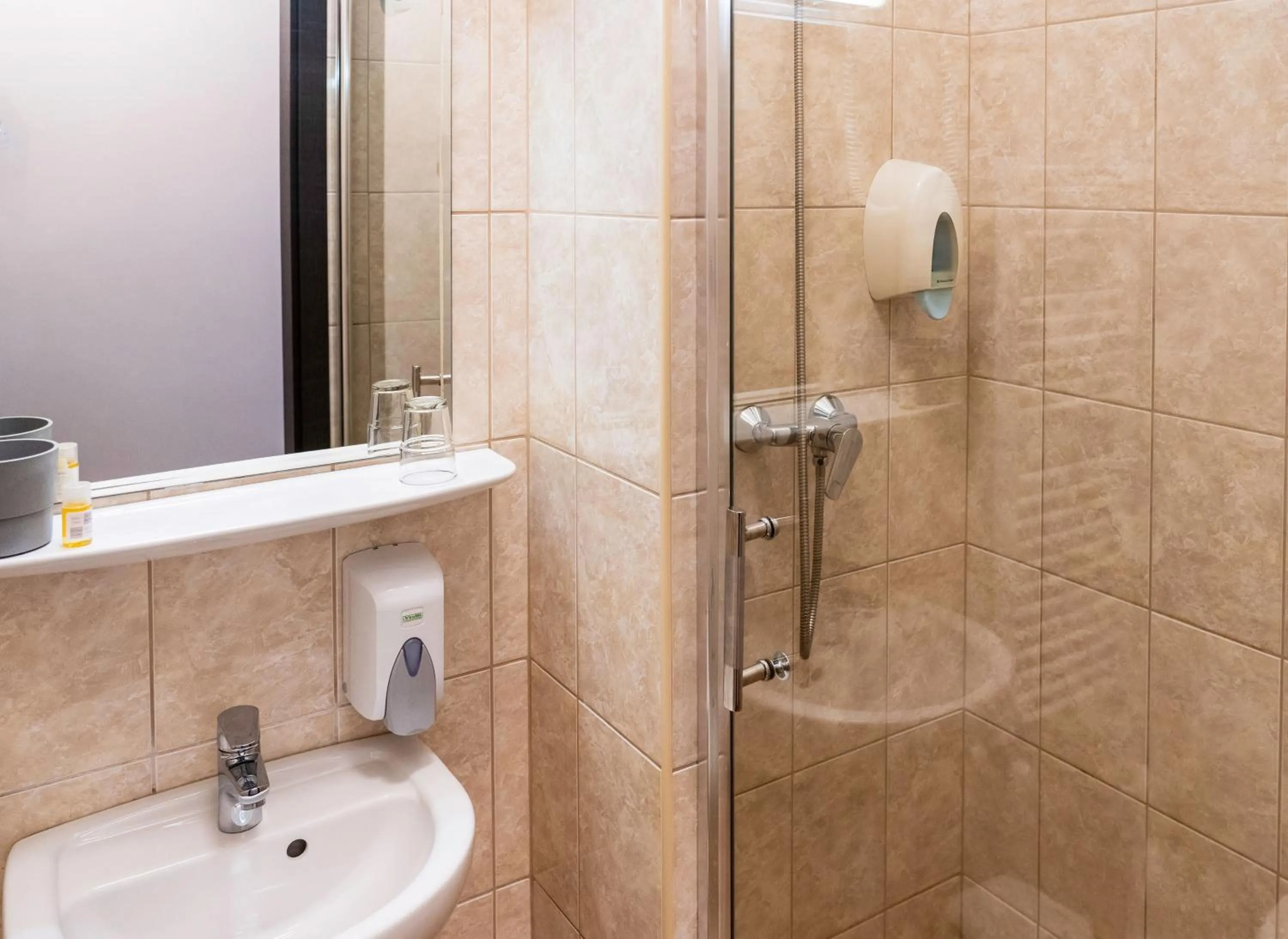 Shower in Hotel Metro