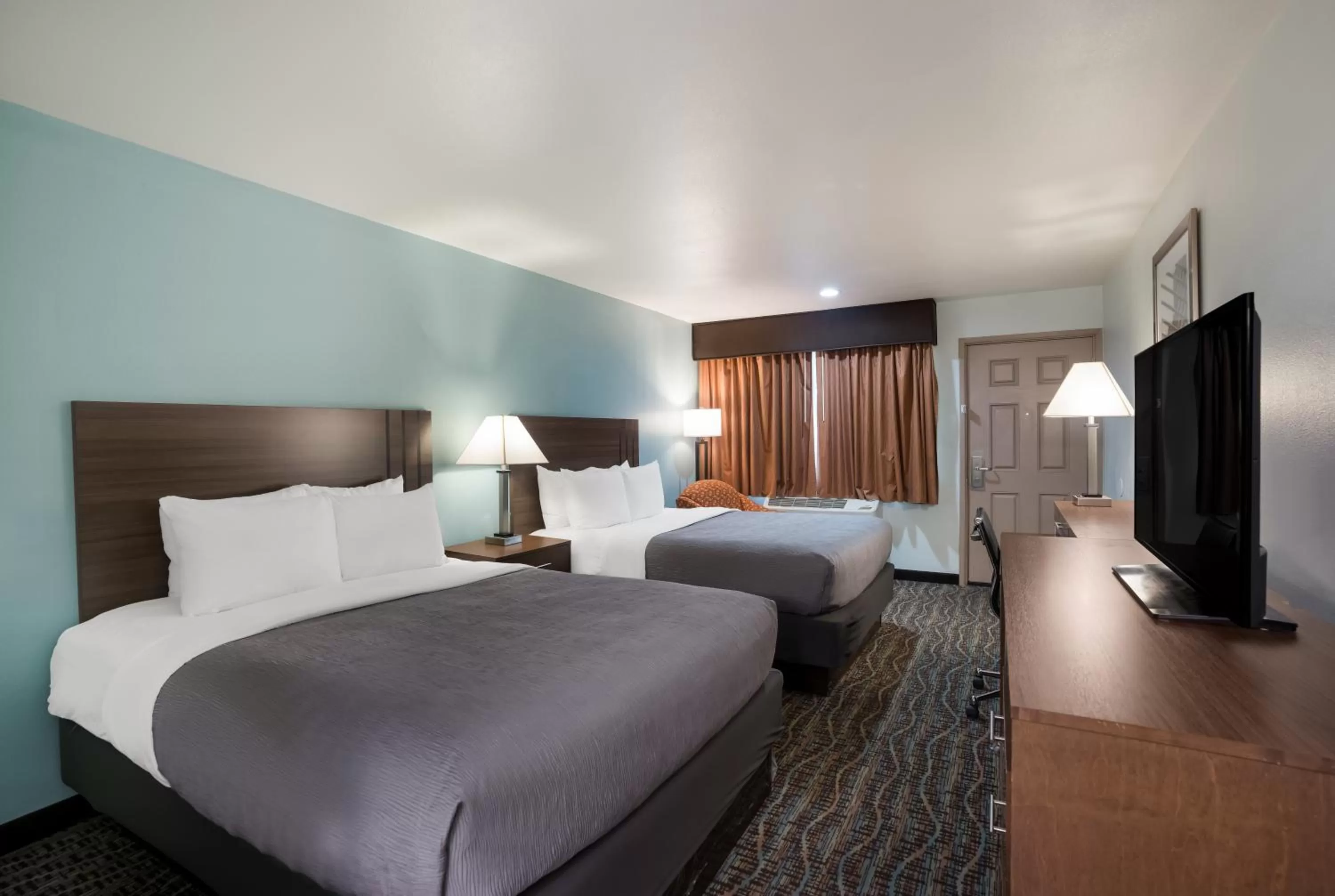 Photo of the whole room, Bed in Quality Inn Fairfield Napa Valley Area