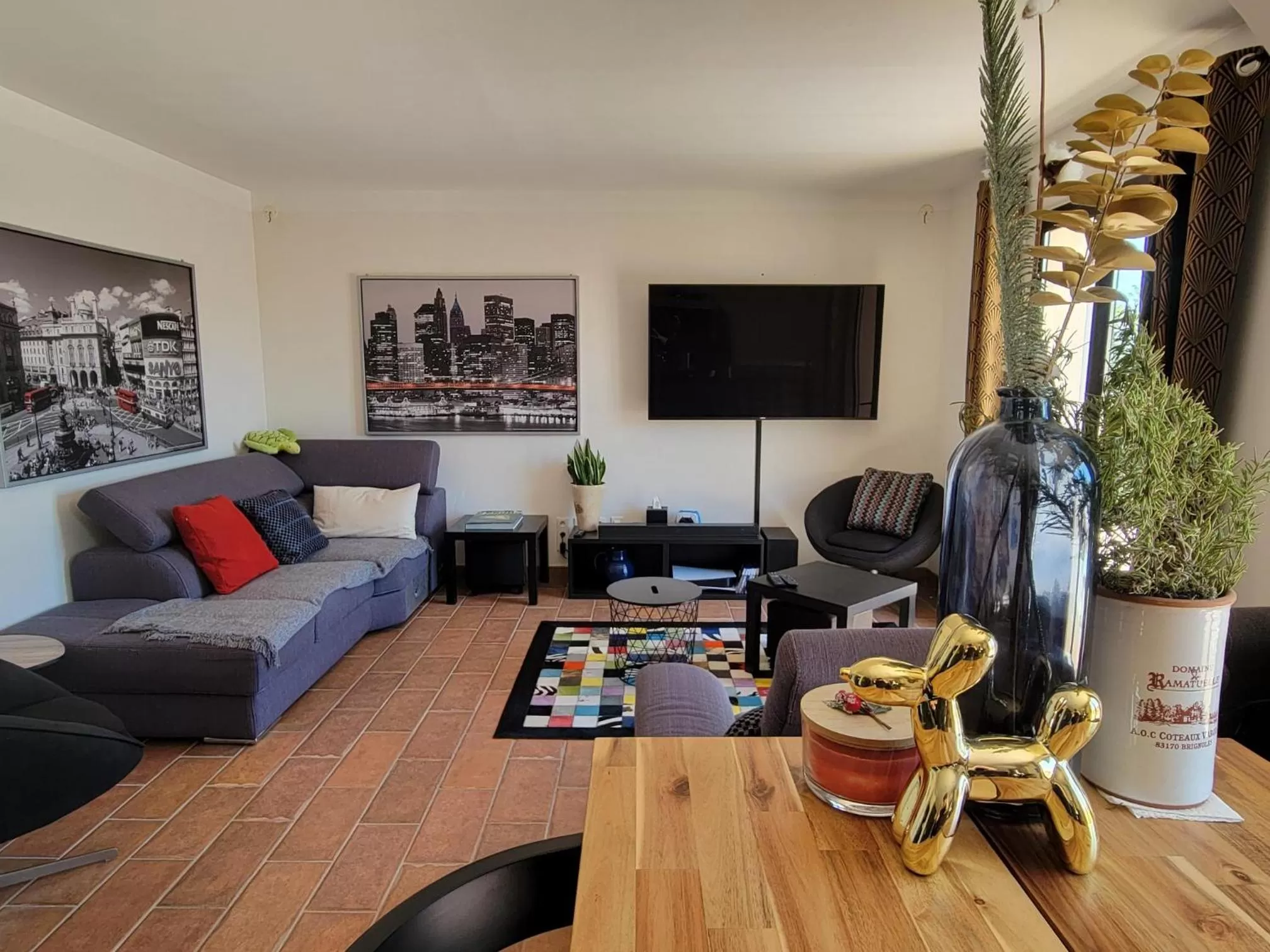 Communal lounge/ TV room in Villa Tropez Chambres d'hôtes