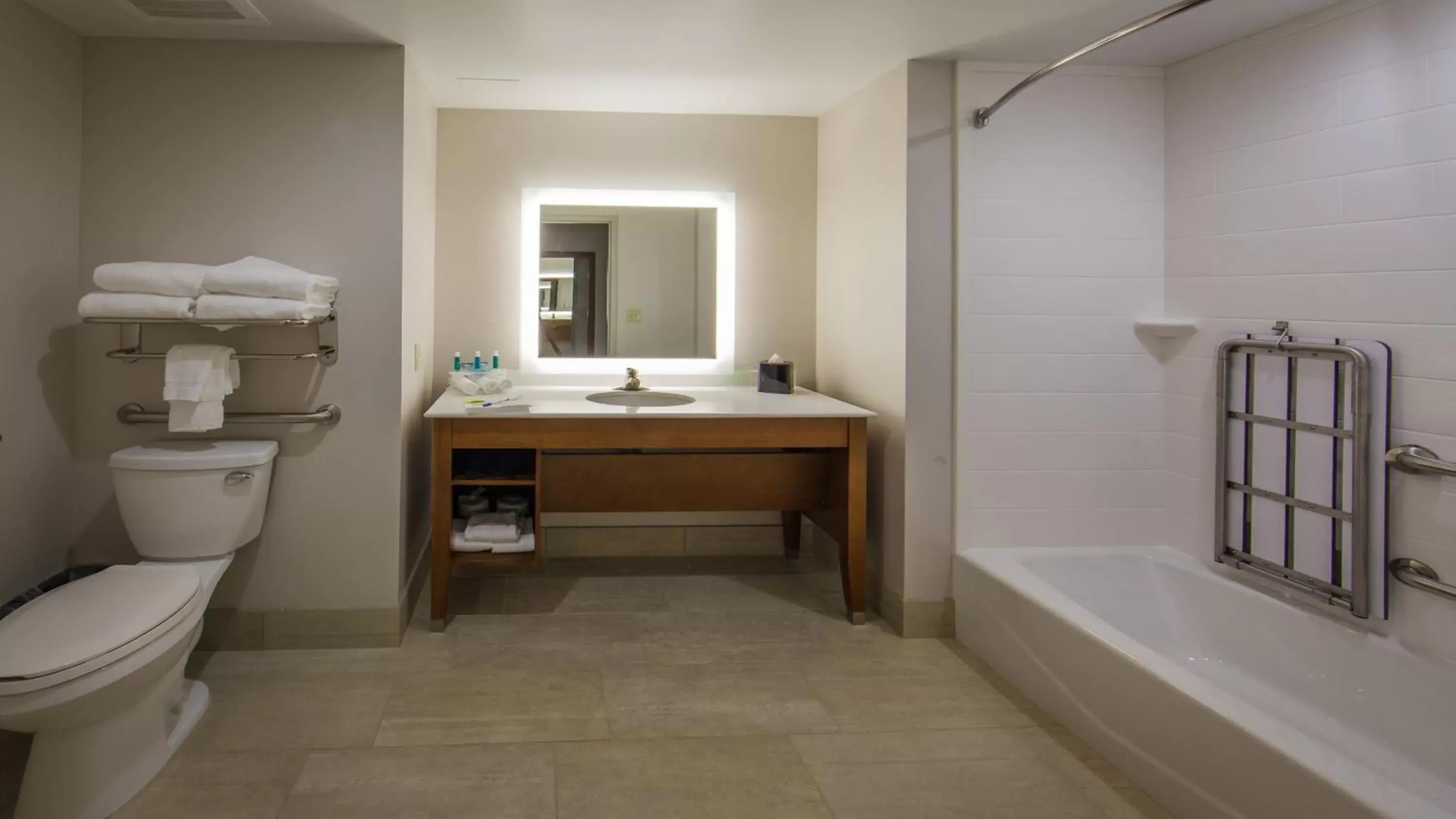 Executive King Room - Disability Access Tub/Non-Smoking in Holiday Inn Express Gatlinburg Downtown by IHG Executive King Room - Disability Access Tub/Non-Smoking in Holiday Inn Express Gatlinburg Downtown by IHG