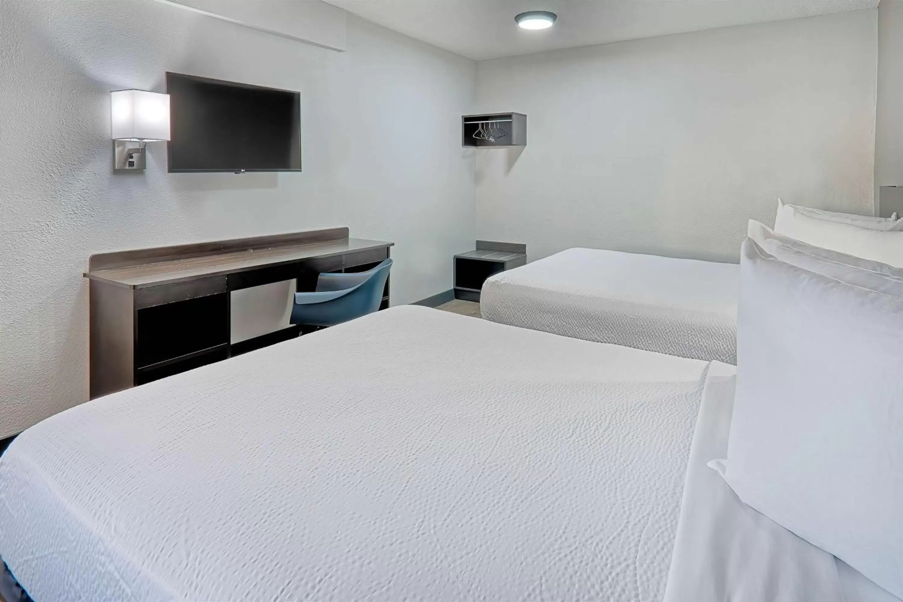 Queen Room with Two Queen Beds - Smoking in Motel 6-Lancaster, CA Queen Room with Two Queen Beds - Smoking in Motel 6-Lancaster, CA