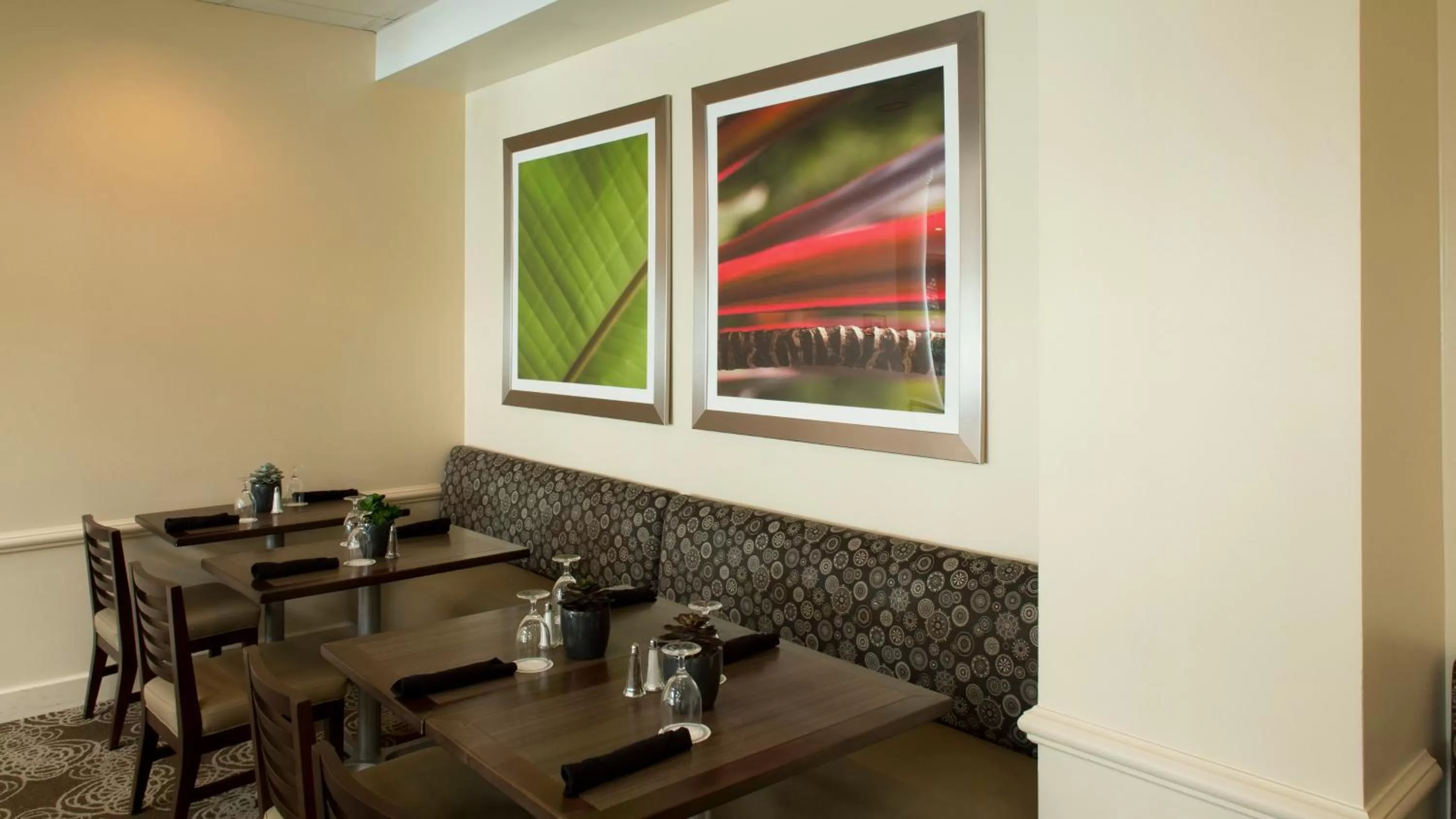 Restaurant/places to eat in Holiday Inn Houston S - NRG Area - Med Ctr by IHG