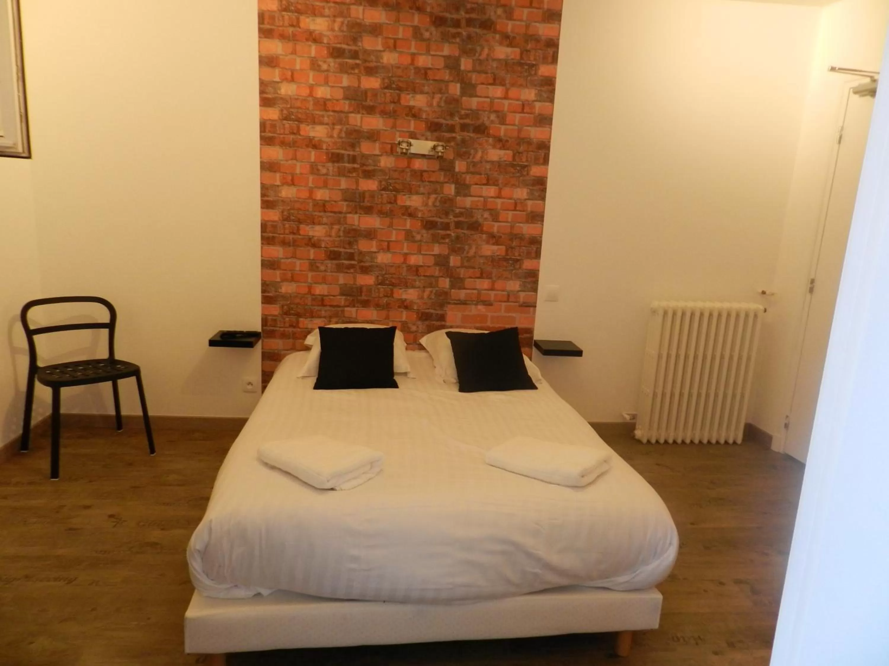 Photo of the whole room, Bed in Le C Gourmand