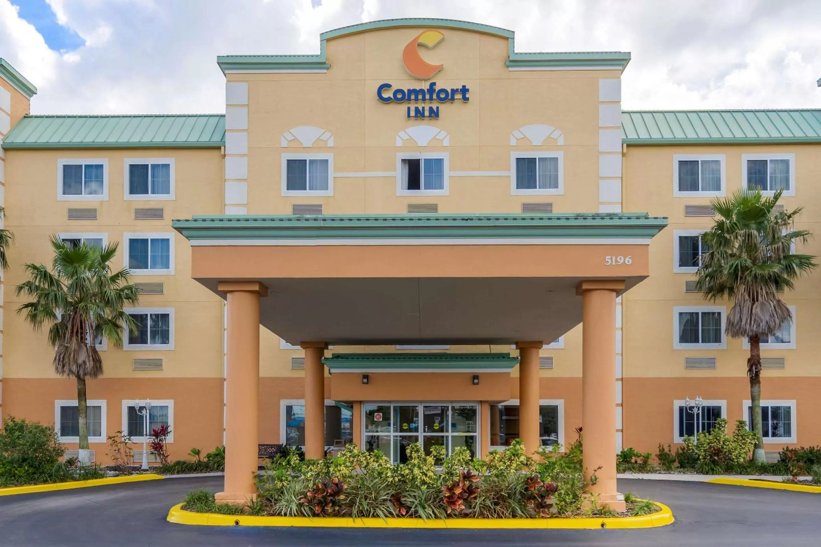 Property building in Comfort Inn Kissimmee-Lake Buena Vista South