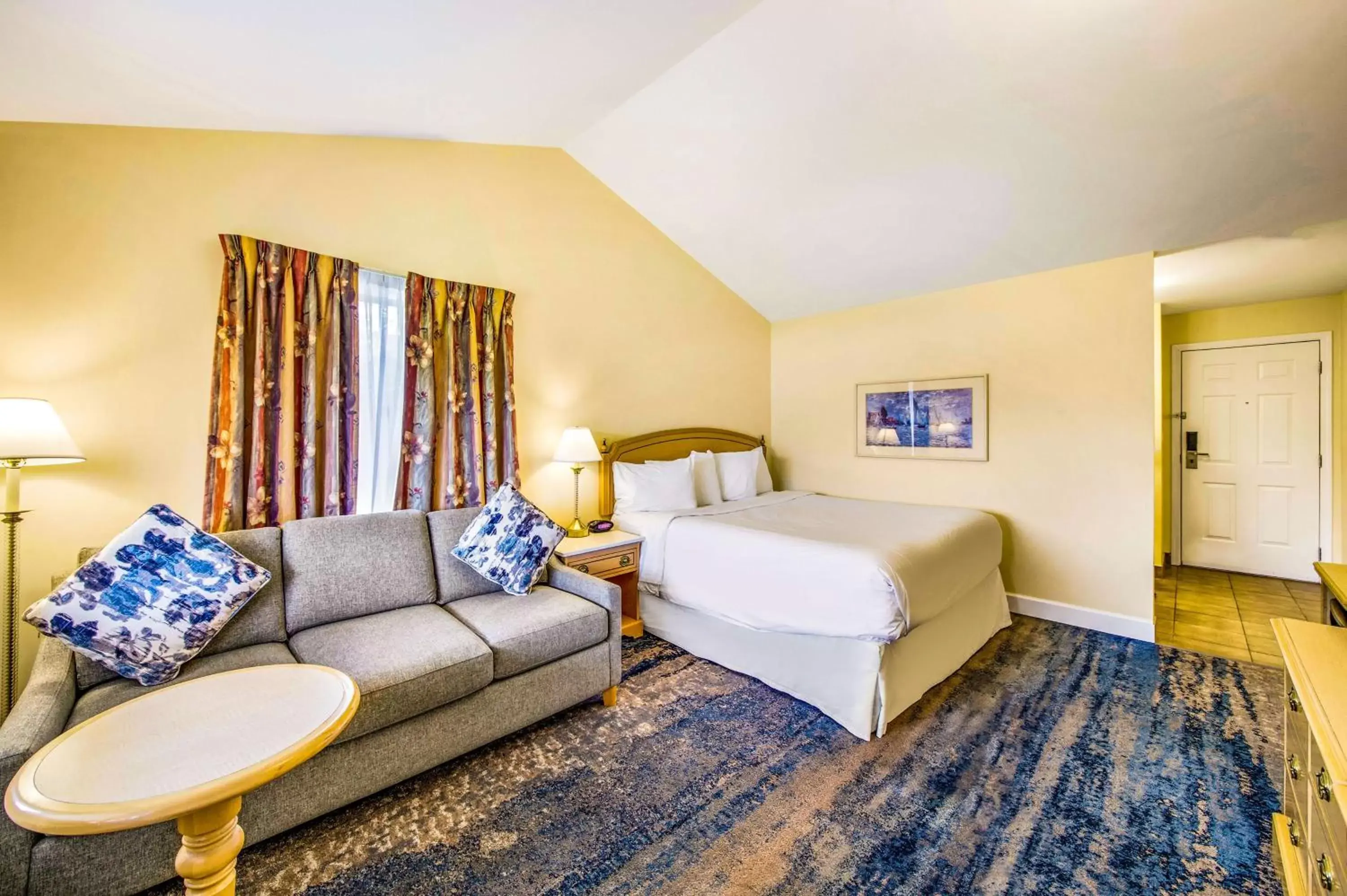 King Suite with Lake View - Sofa Bed/Balcony in Kootenay Lakeview Resort BW Signature Collection King Suite with Lake View - Sofa Bed/Balcony in Kootenay Lakeview Resort BW Signature Collection