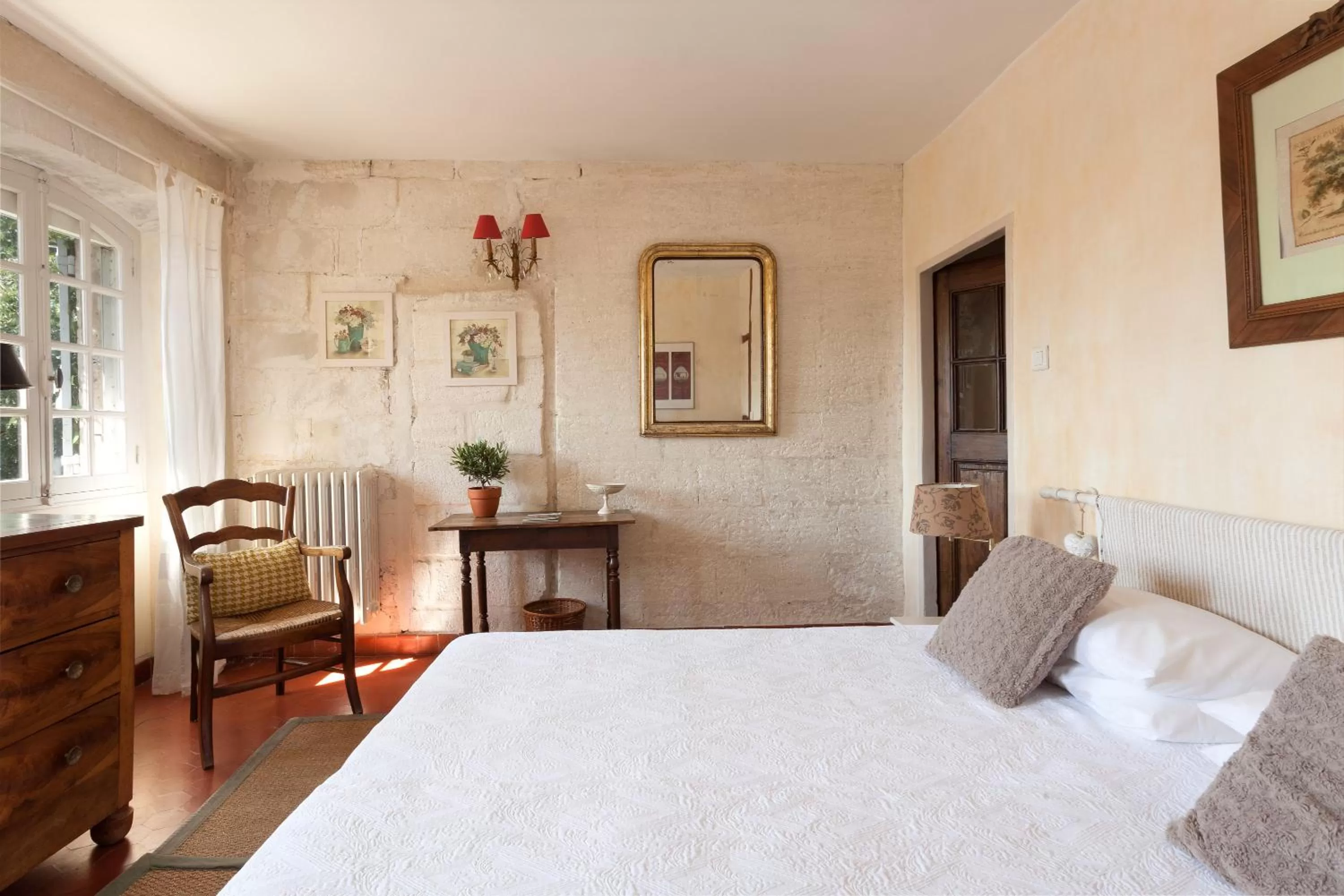 Photo of the whole room, Bed in Hotel De L'Atelier