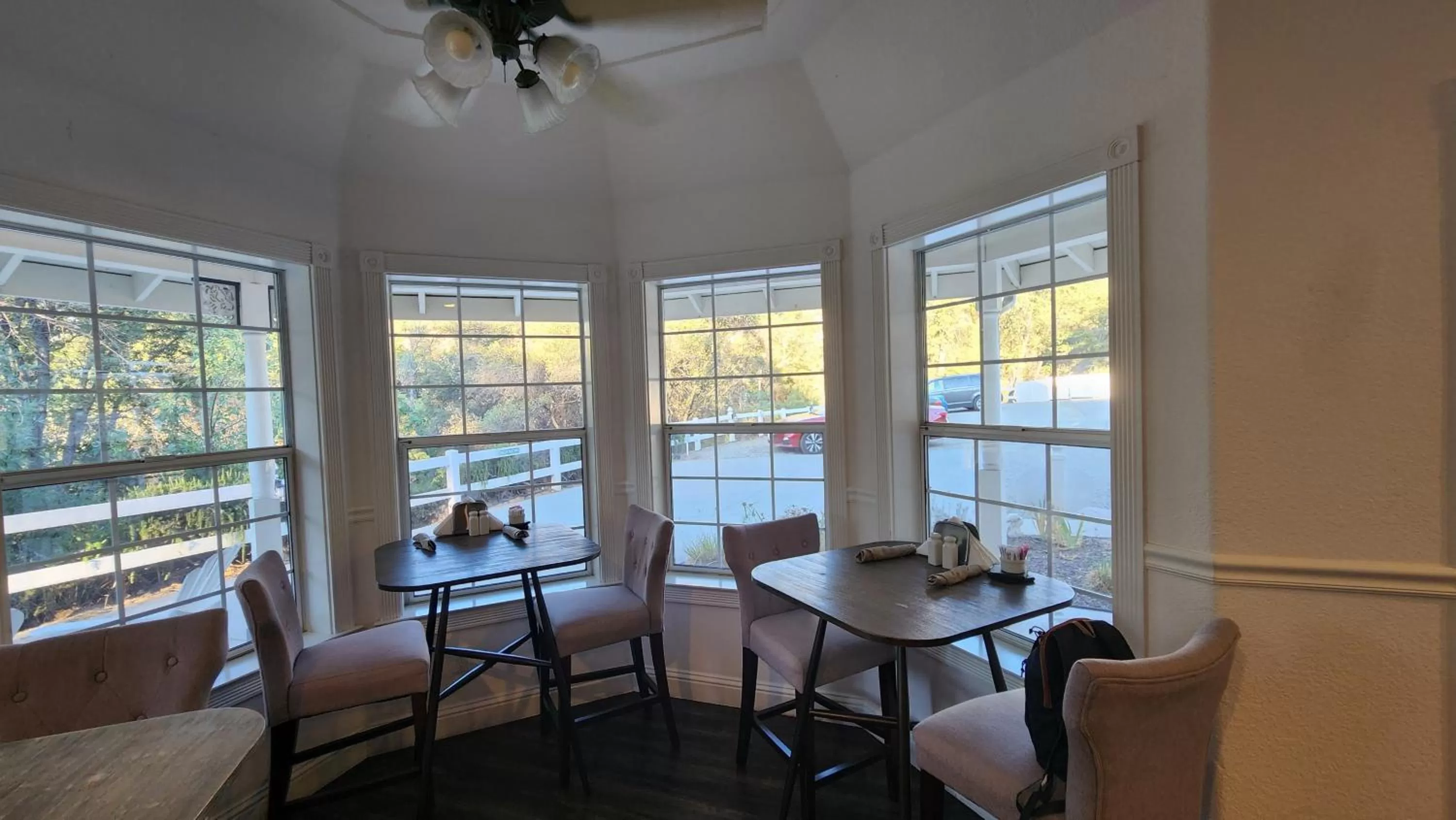 Breakfast in Hounds Tooth Inn