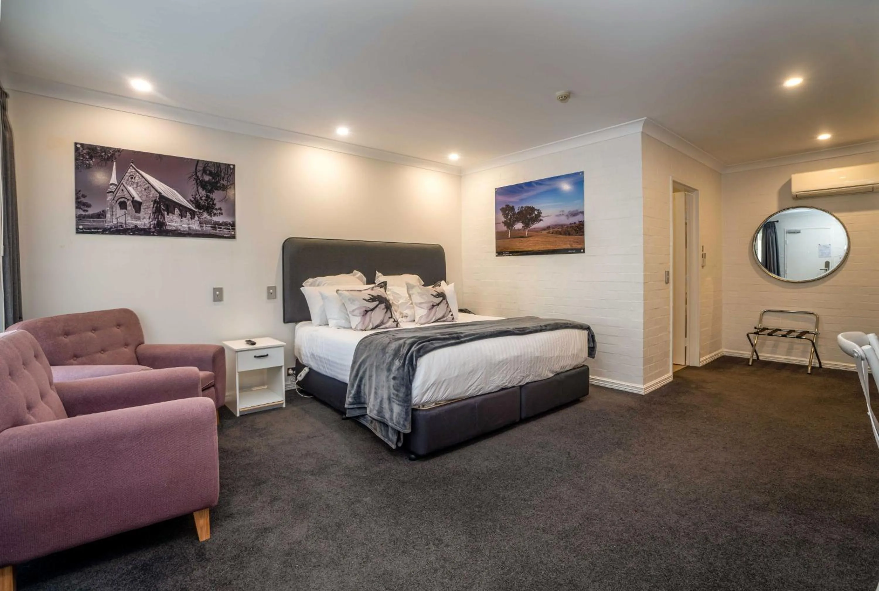 Photo of the whole room, Bed in Town Square Motel