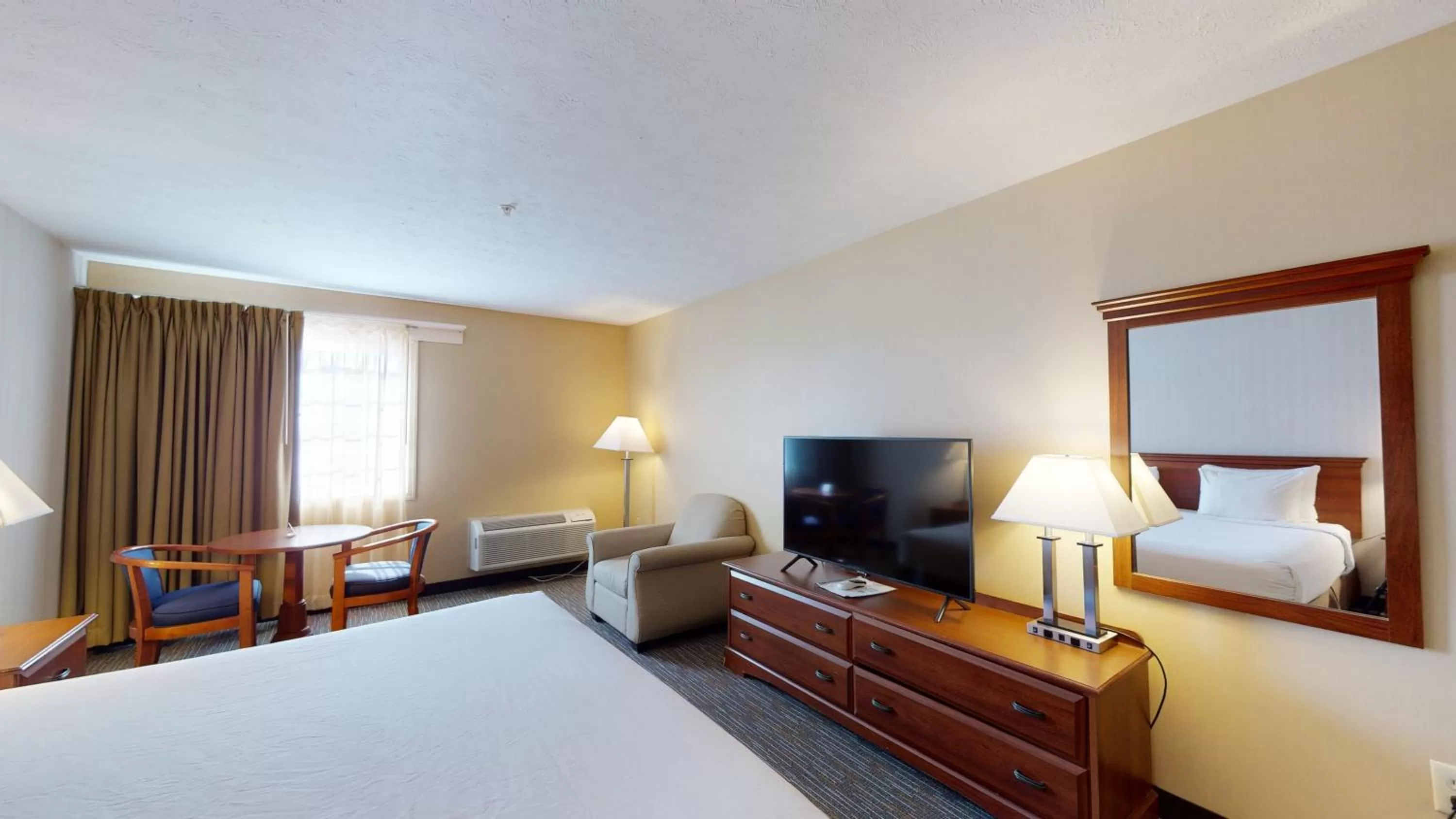 TV and multimedia, Bed in Ramada by Wyndham Strasburg - Shenandoah Valley