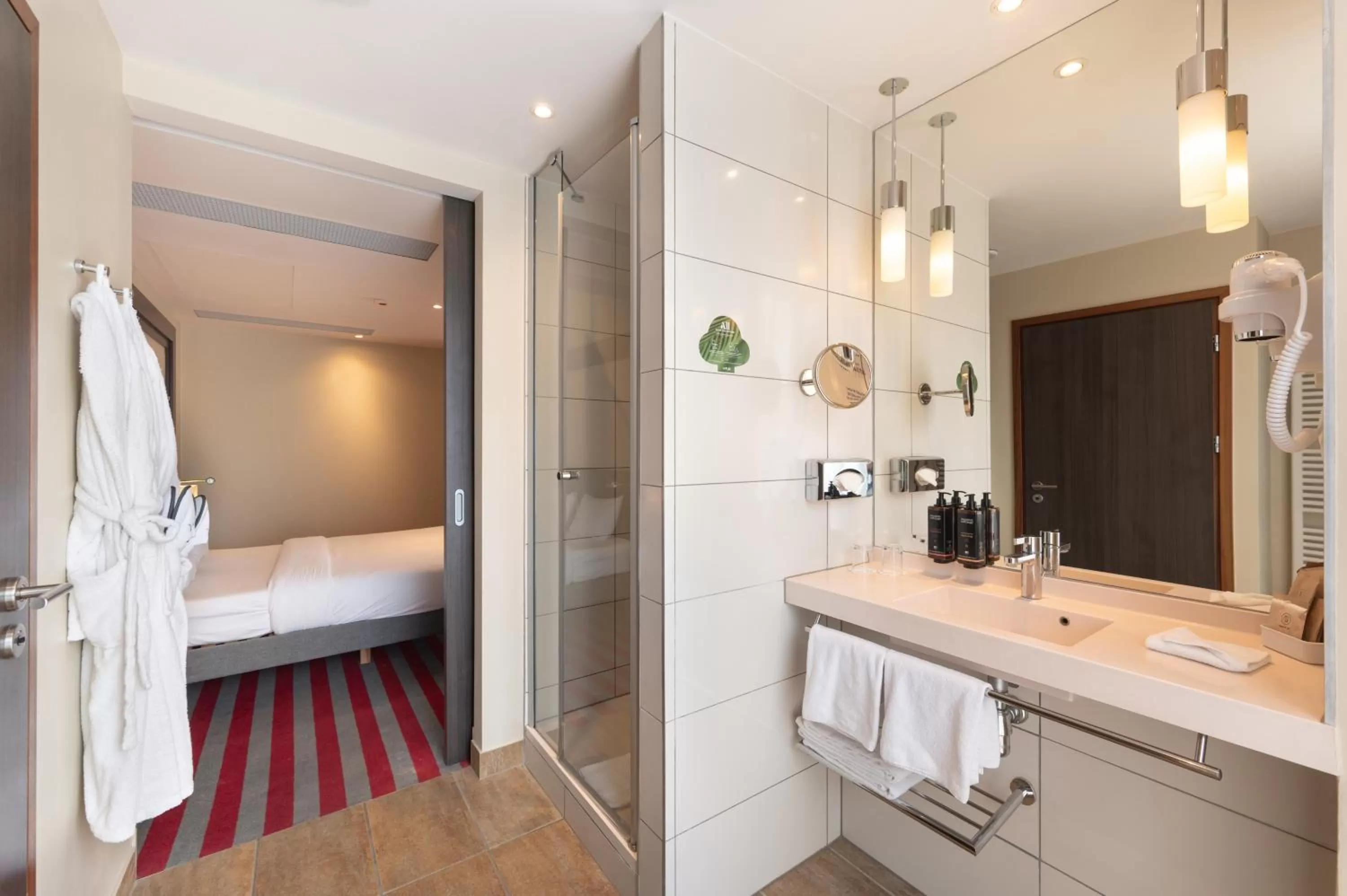 Shower, Bed in Mercure Warszawa Grand