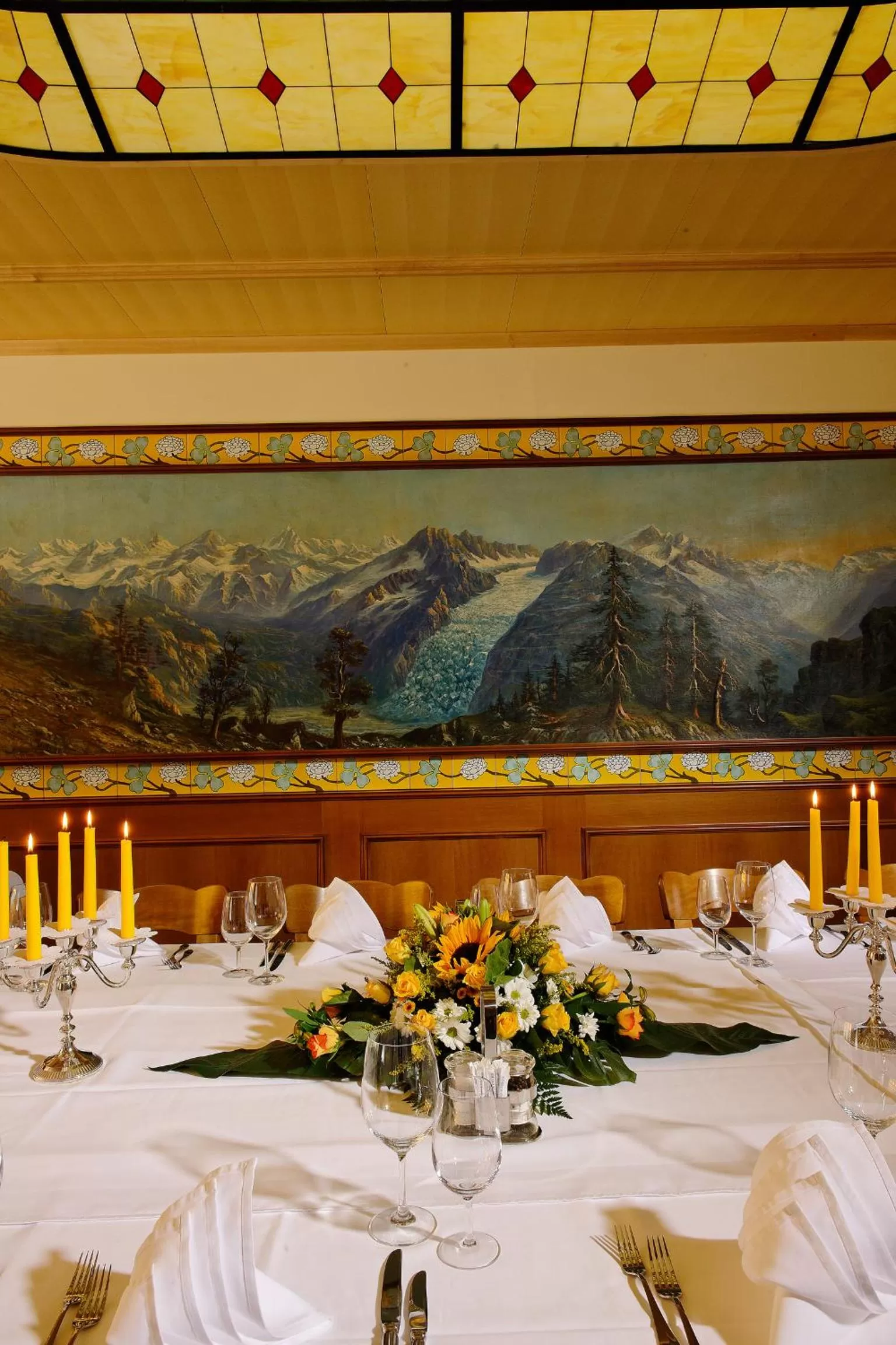 Restaurant/places to eat in Hotel Ambassador