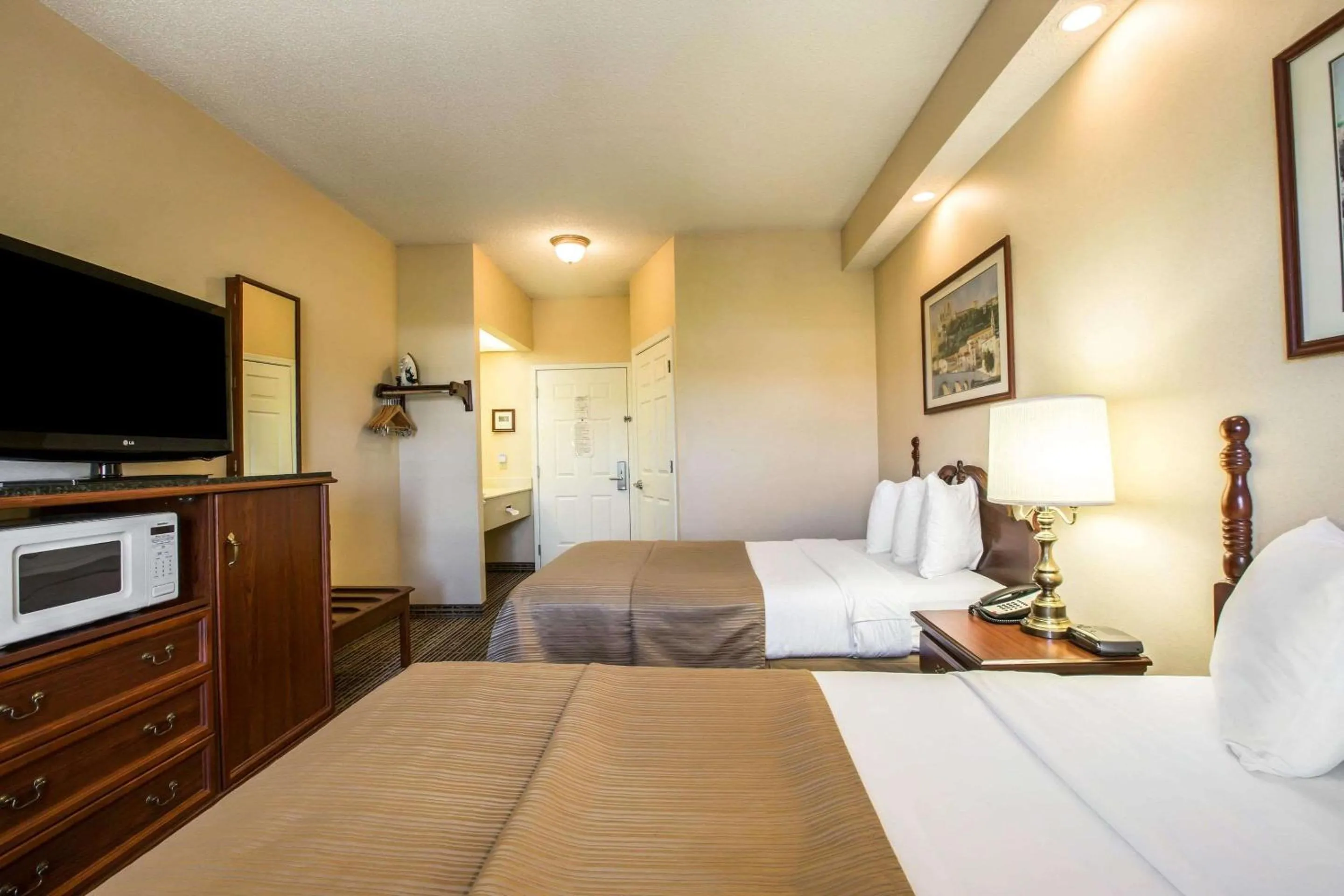 Photo of the whole room, Bed in Quality Inn Greeneville - Tusculum