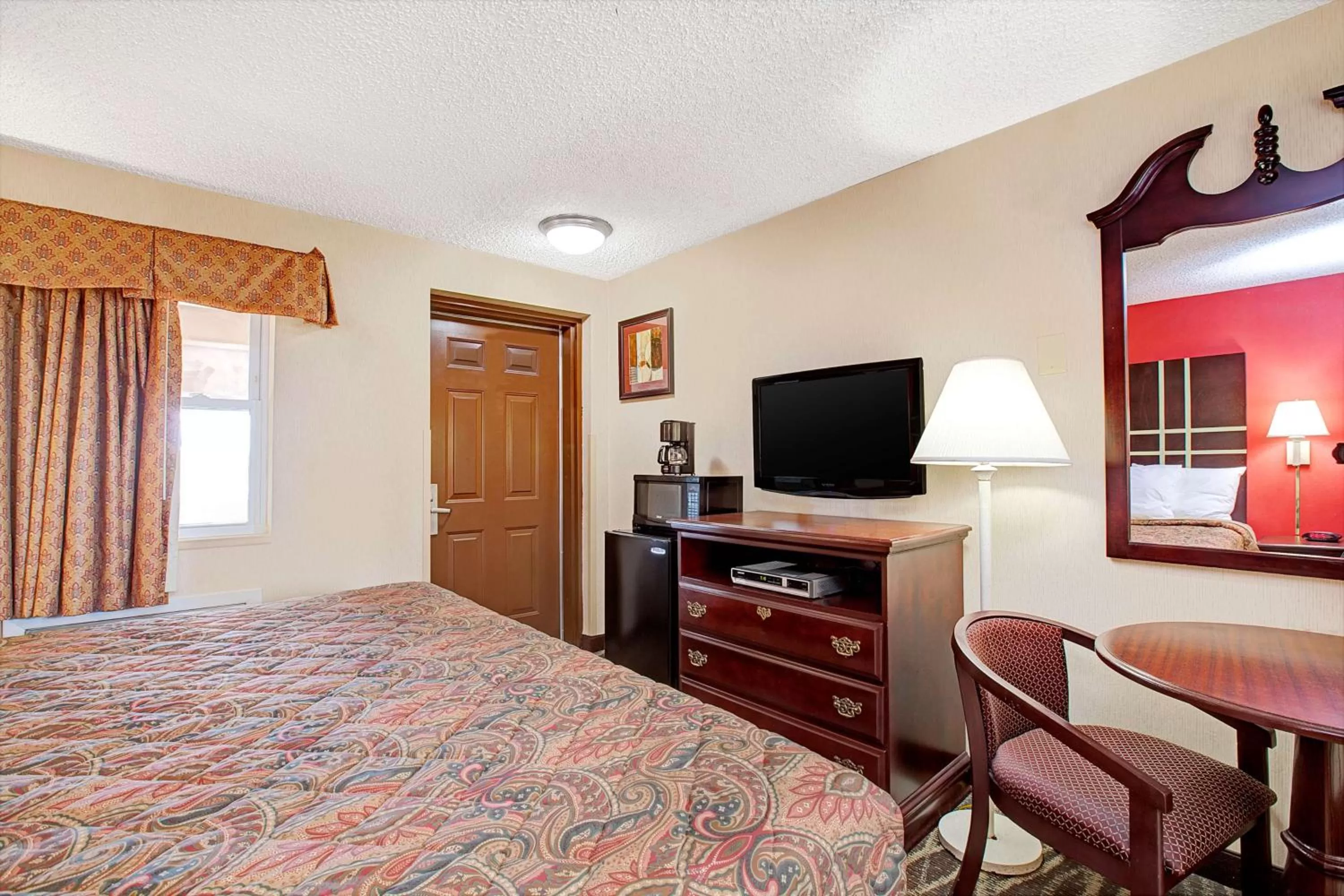 Queen Room - Smoking in Days Inn by Wyndham Ridgefield NJ