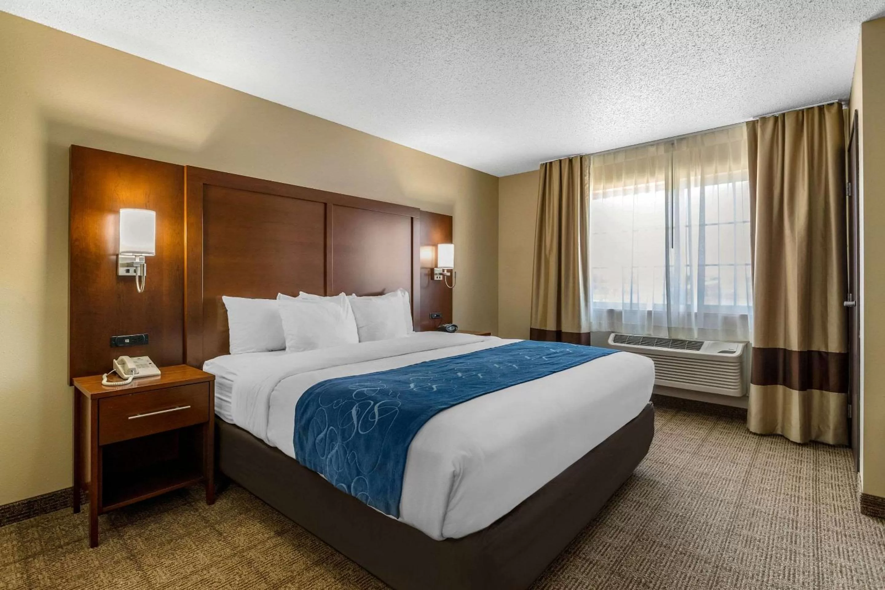 Photo of the whole room, Bed in Comfort Suites Cedar Falls Industrial Park