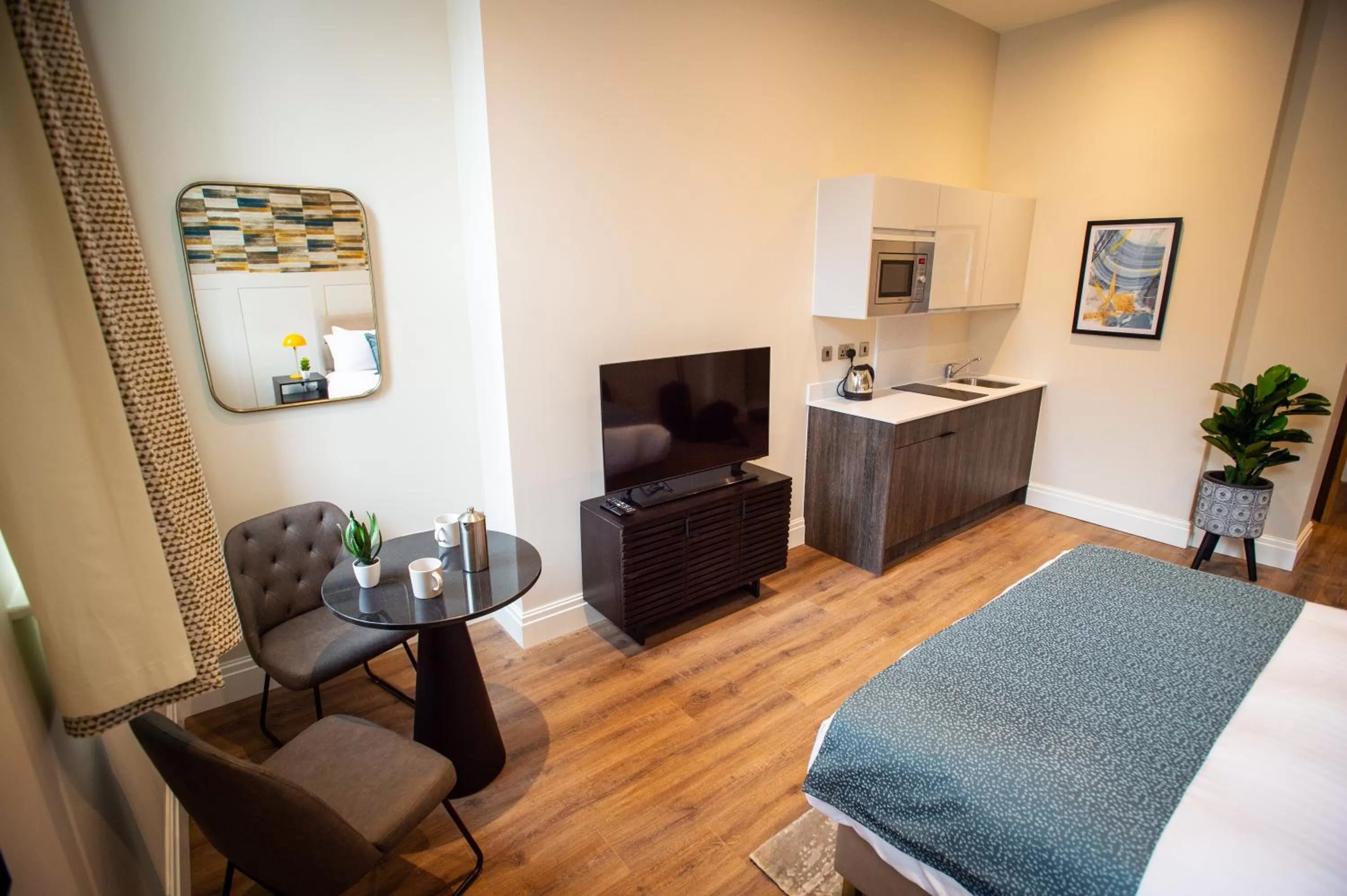 Dining area, Bed in The Gresham Aparthotel