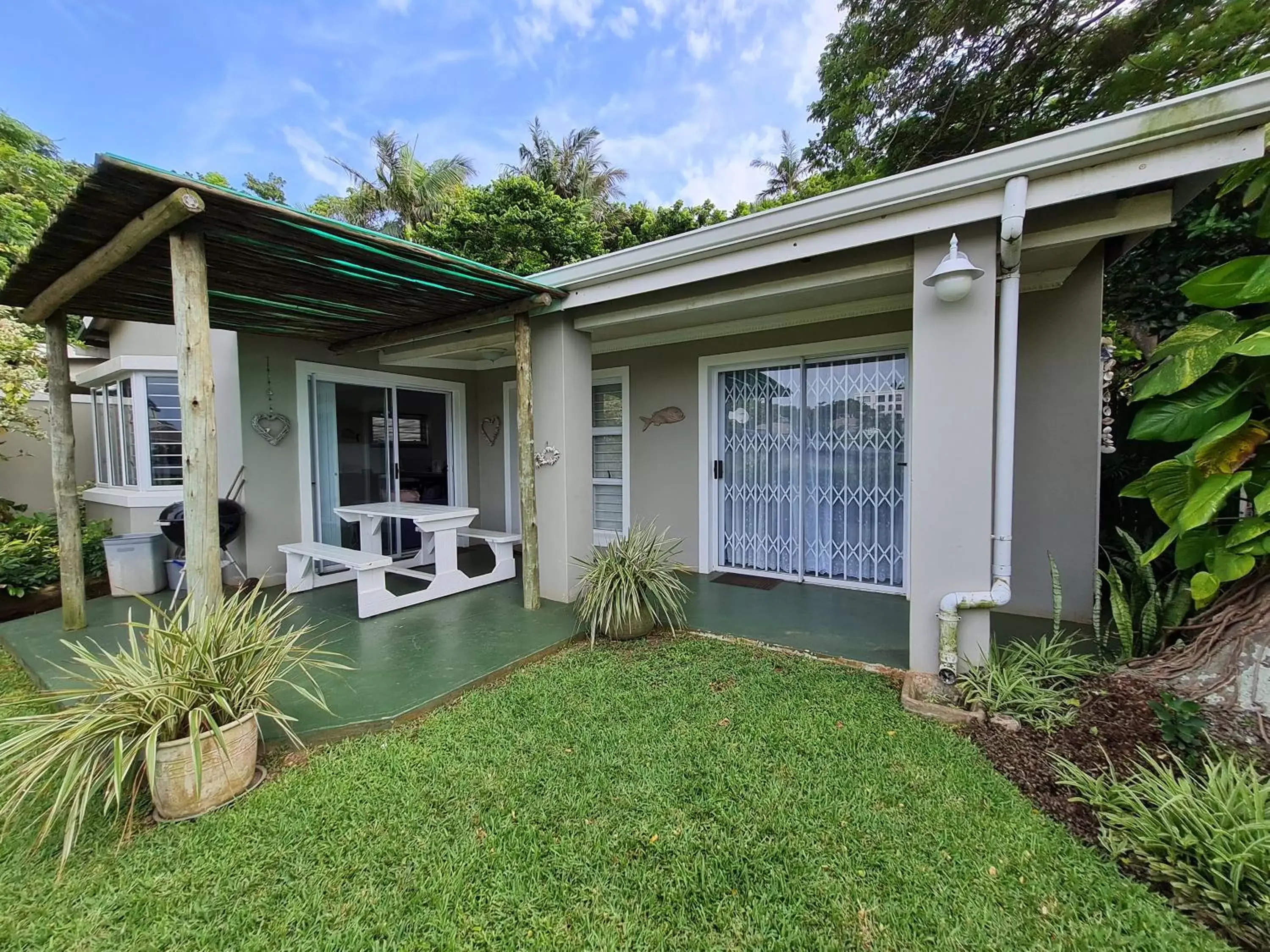 Dolphins Two-Bedroom Cottage in Shaka's Seat Guesthouse Dolphins Two-Bedroom Cottage in Shaka's Seat Guesthouse