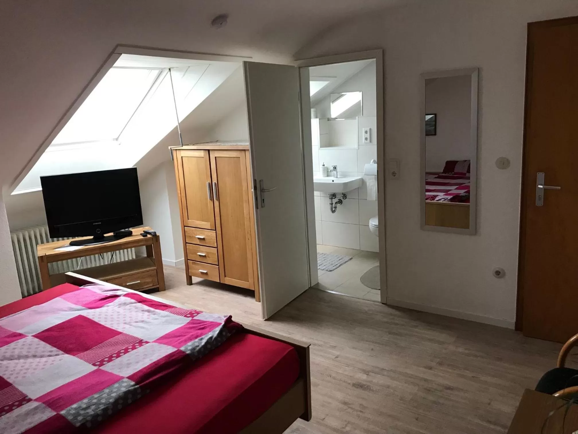 Photo of the whole room, TV/Entertainment Center in Landgasthof Schänzer