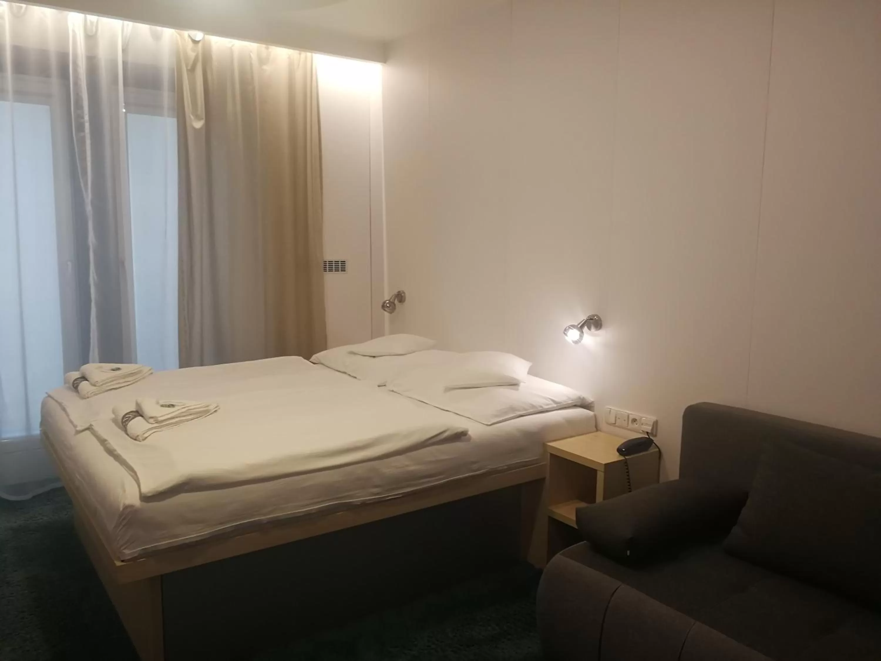 Living room, Bed in Hotel Plzeň