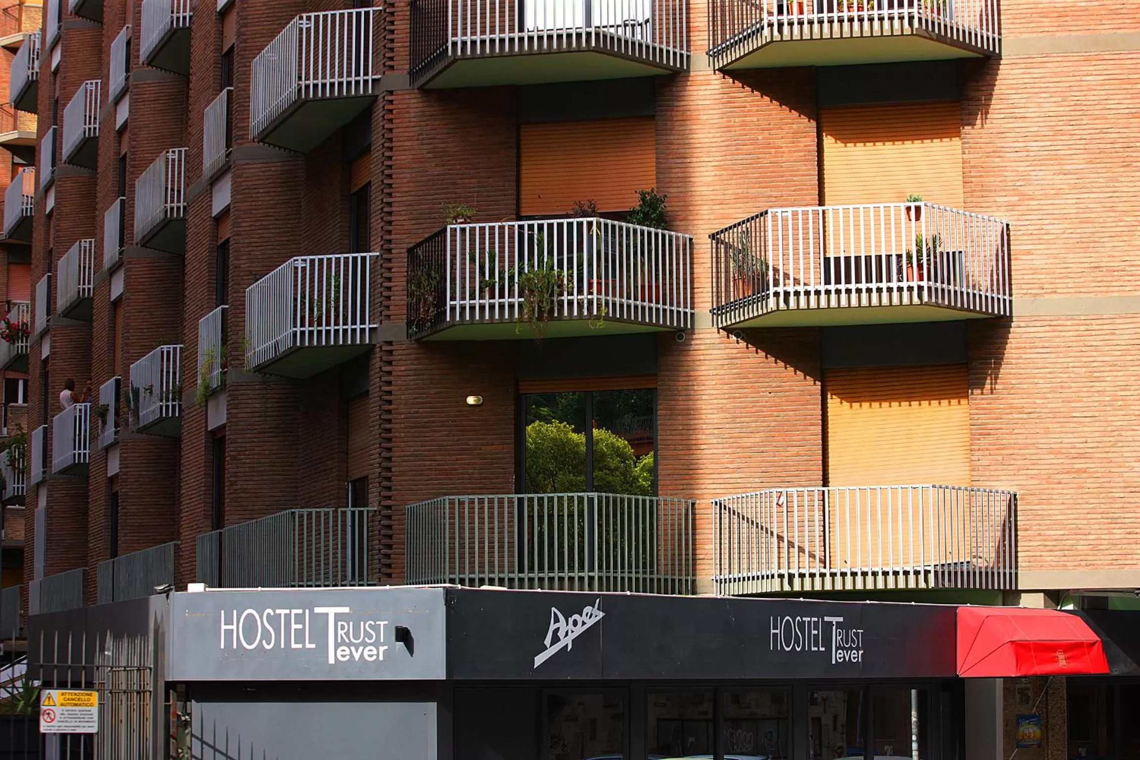 Facade/entrance in Hostel Trastevere