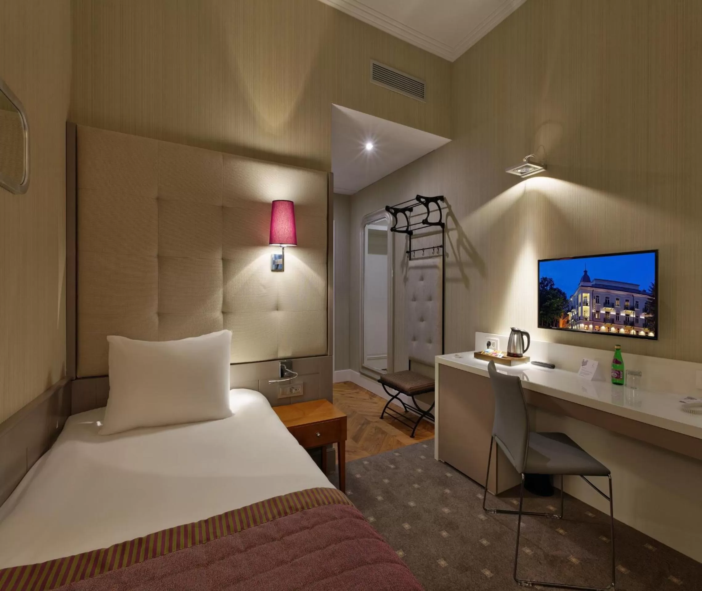 Bedroom, Bed in Bristol Art & Medical SPA