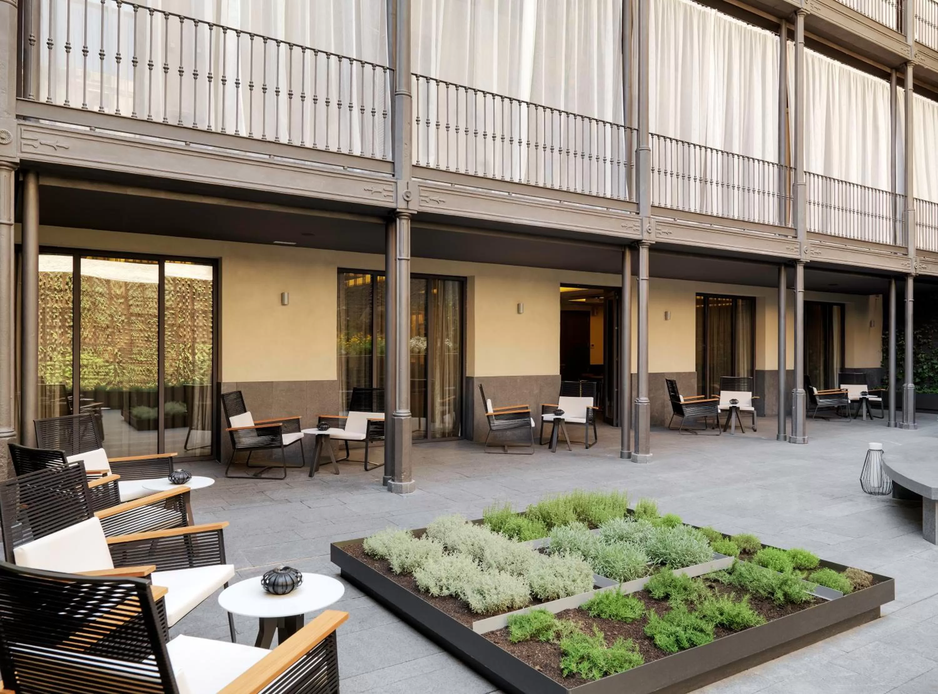 Facade/entrance in H10 Urquinaona Plaza