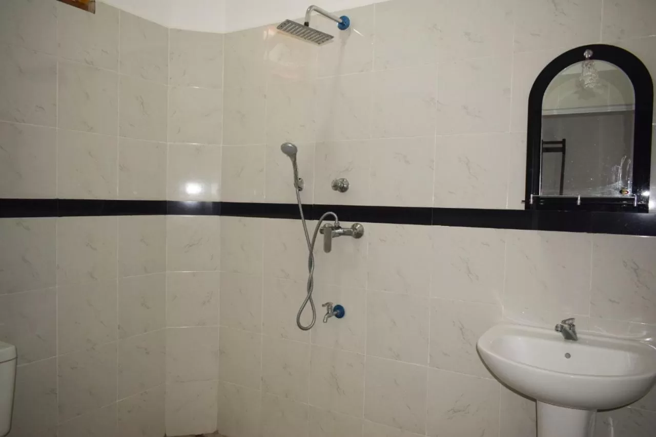 Bathroom in Hotel Theevanni Inn