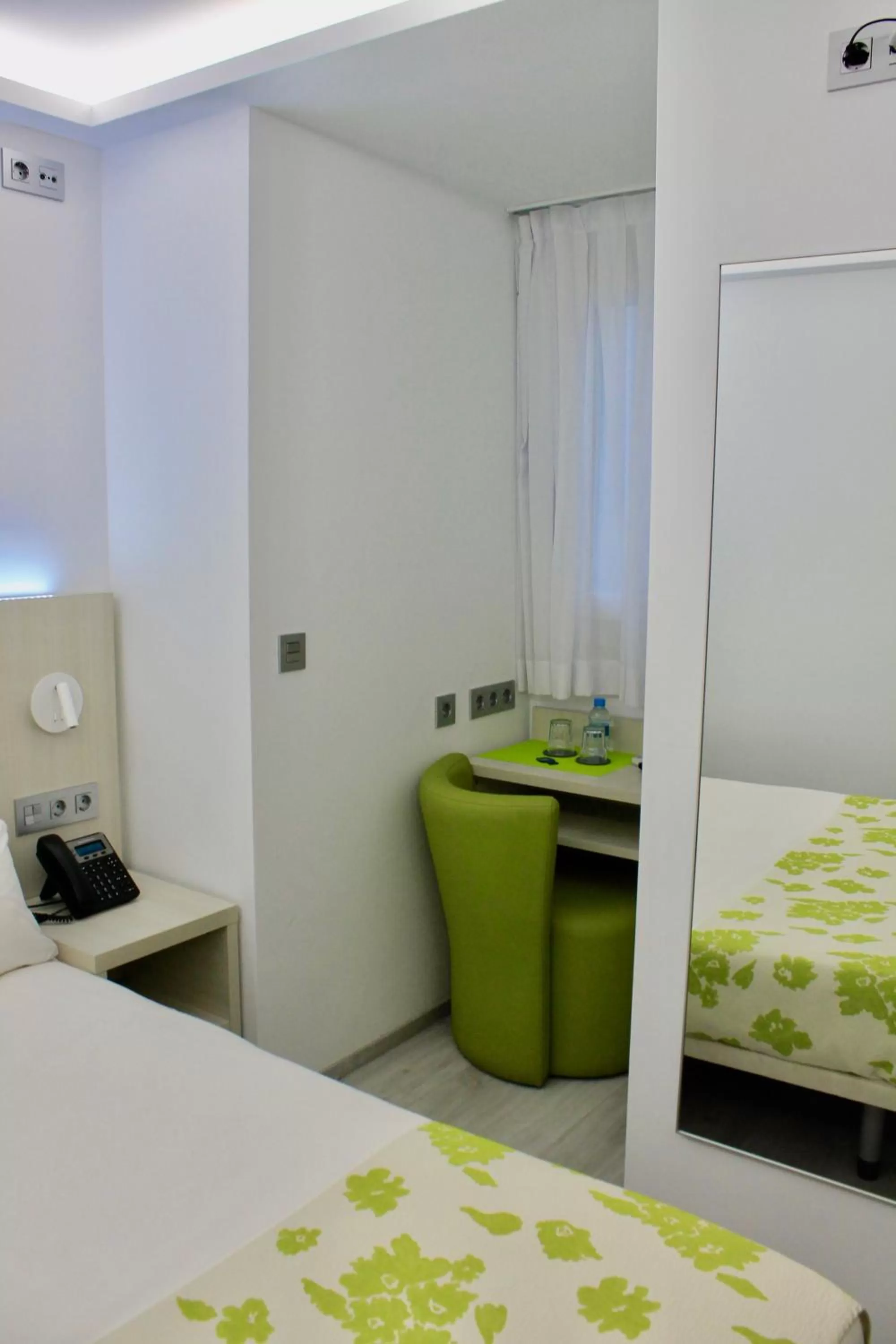 Photo of the whole room, Bed in Rambla Alicante