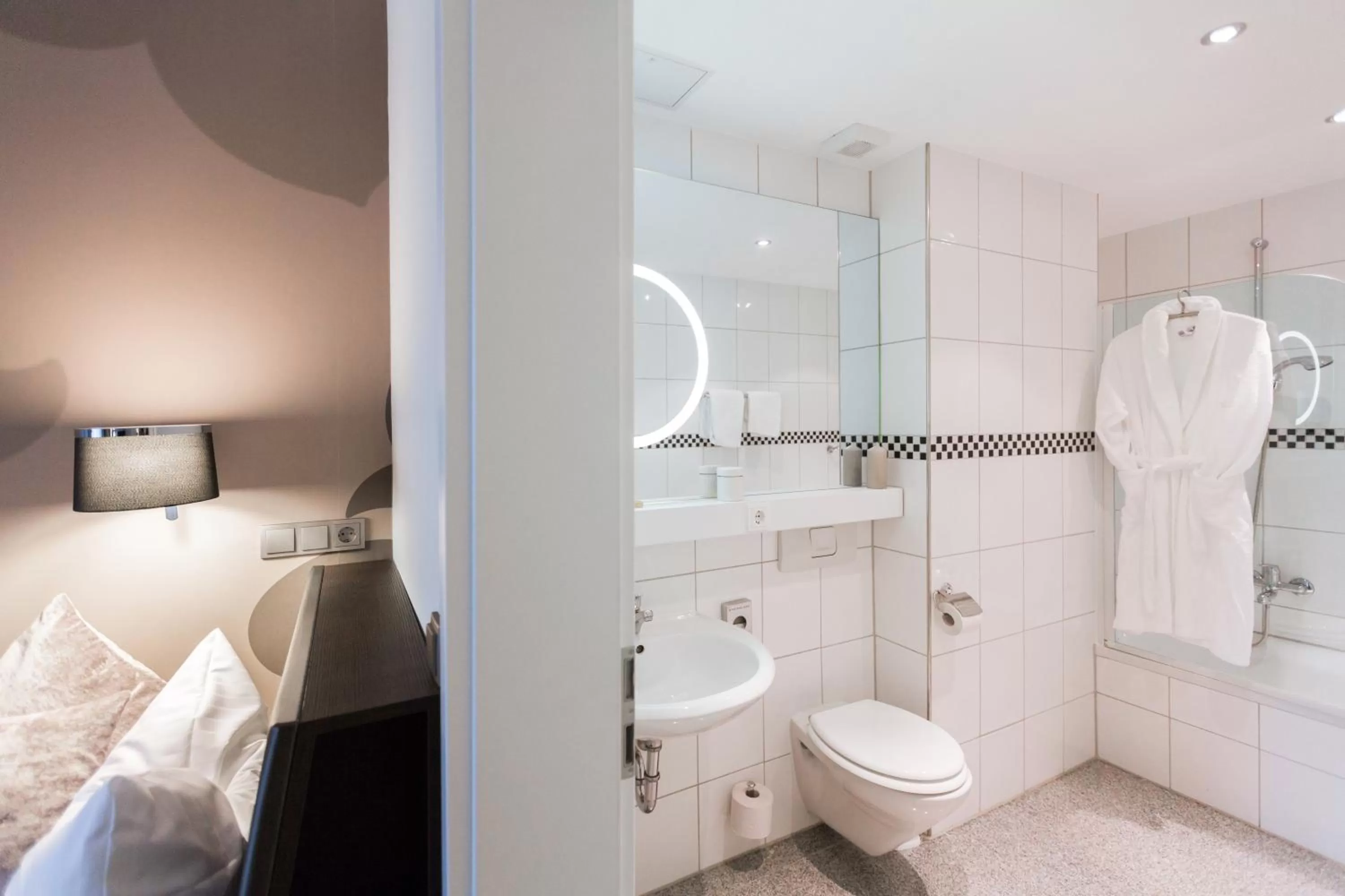 Shower, Bed in Hotel SONATA