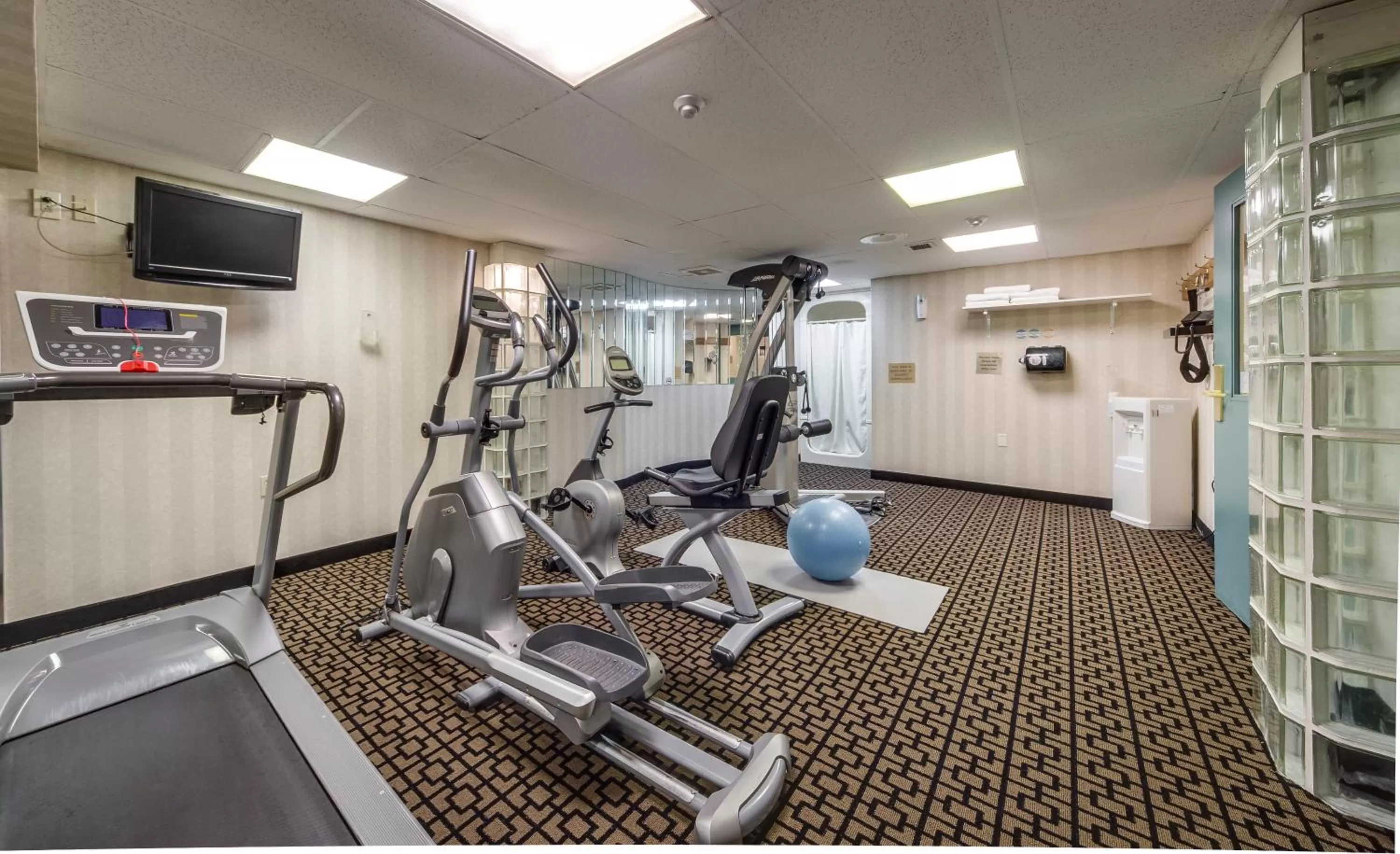 Fitness centre/facilities in Monte Carlo Inn Oakville Suites