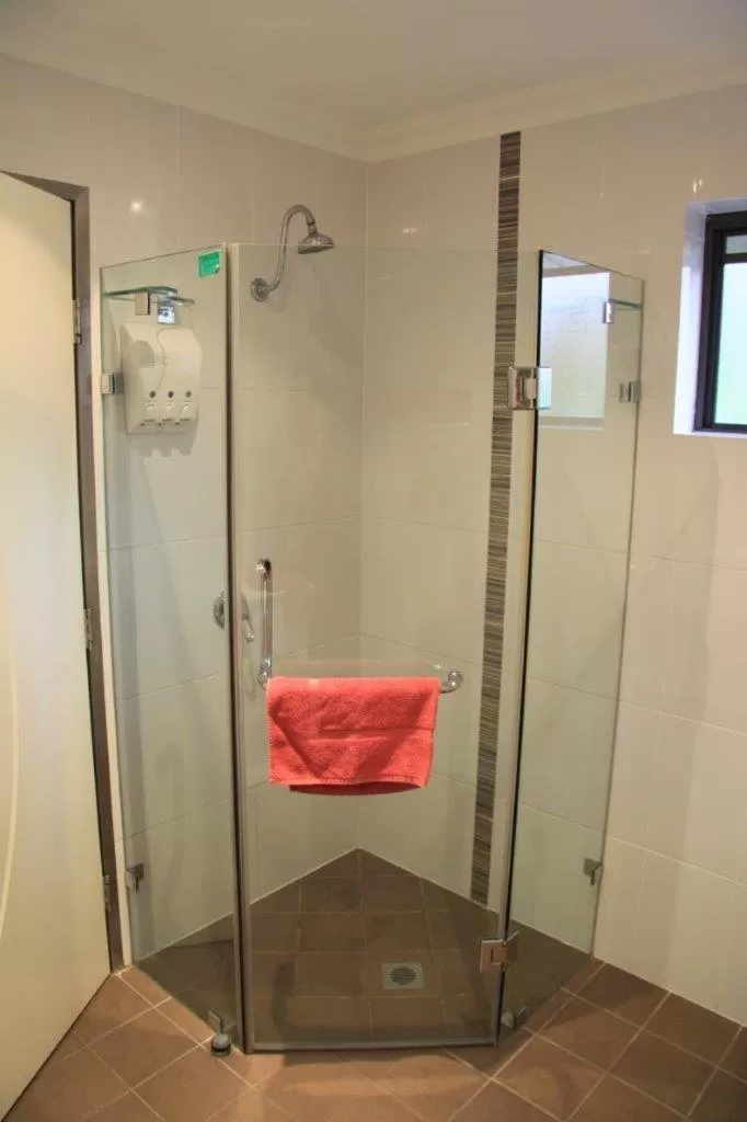 Bathroom in Emerald Gardens Motel & Apartments