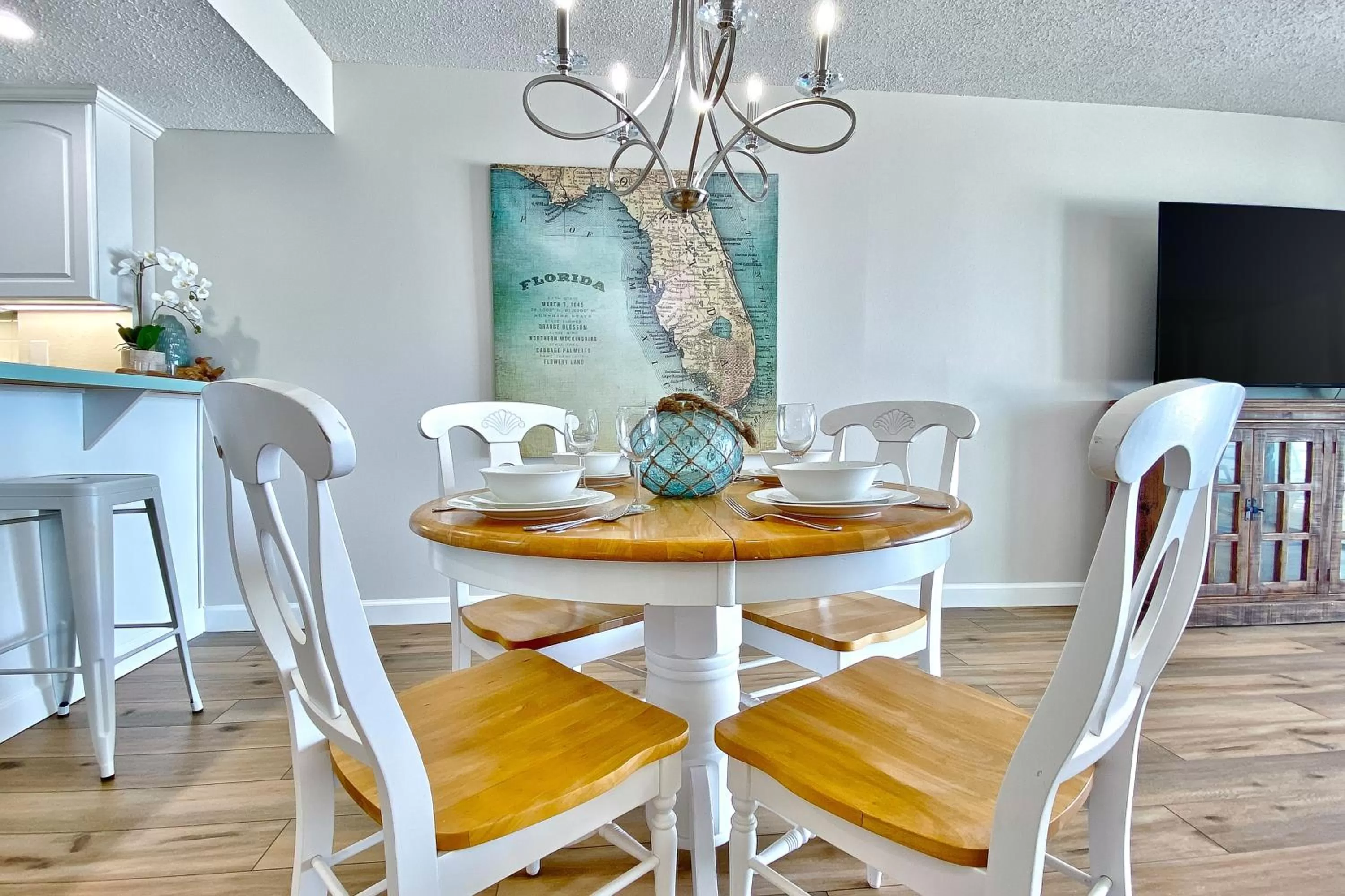 Dining Area in Chateaux Sunset Suites 408