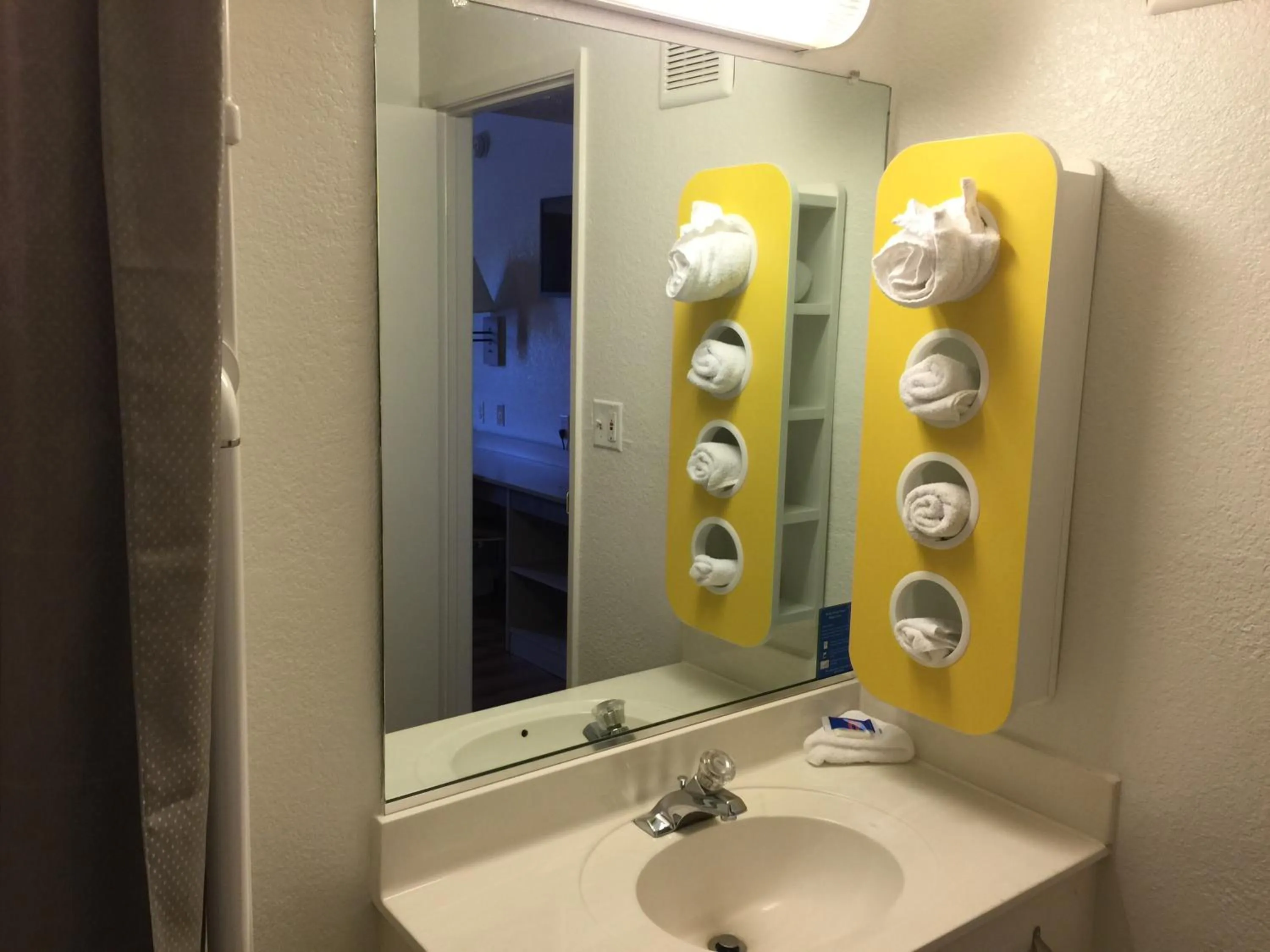 Facade/entrance in Motel 6-Yreka, CA