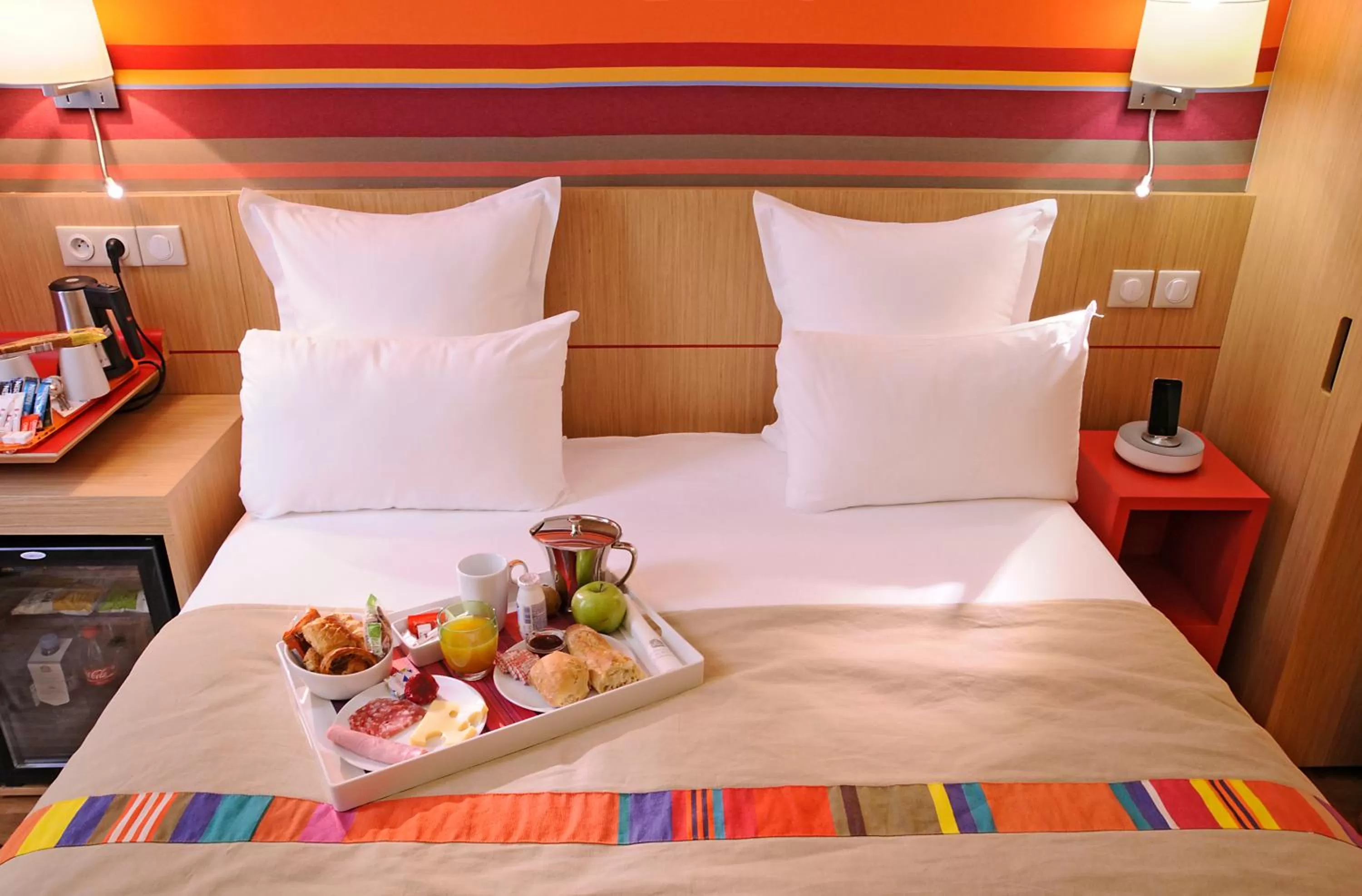 Photo of the whole room, Bed in Best Western Hotel du Mucem