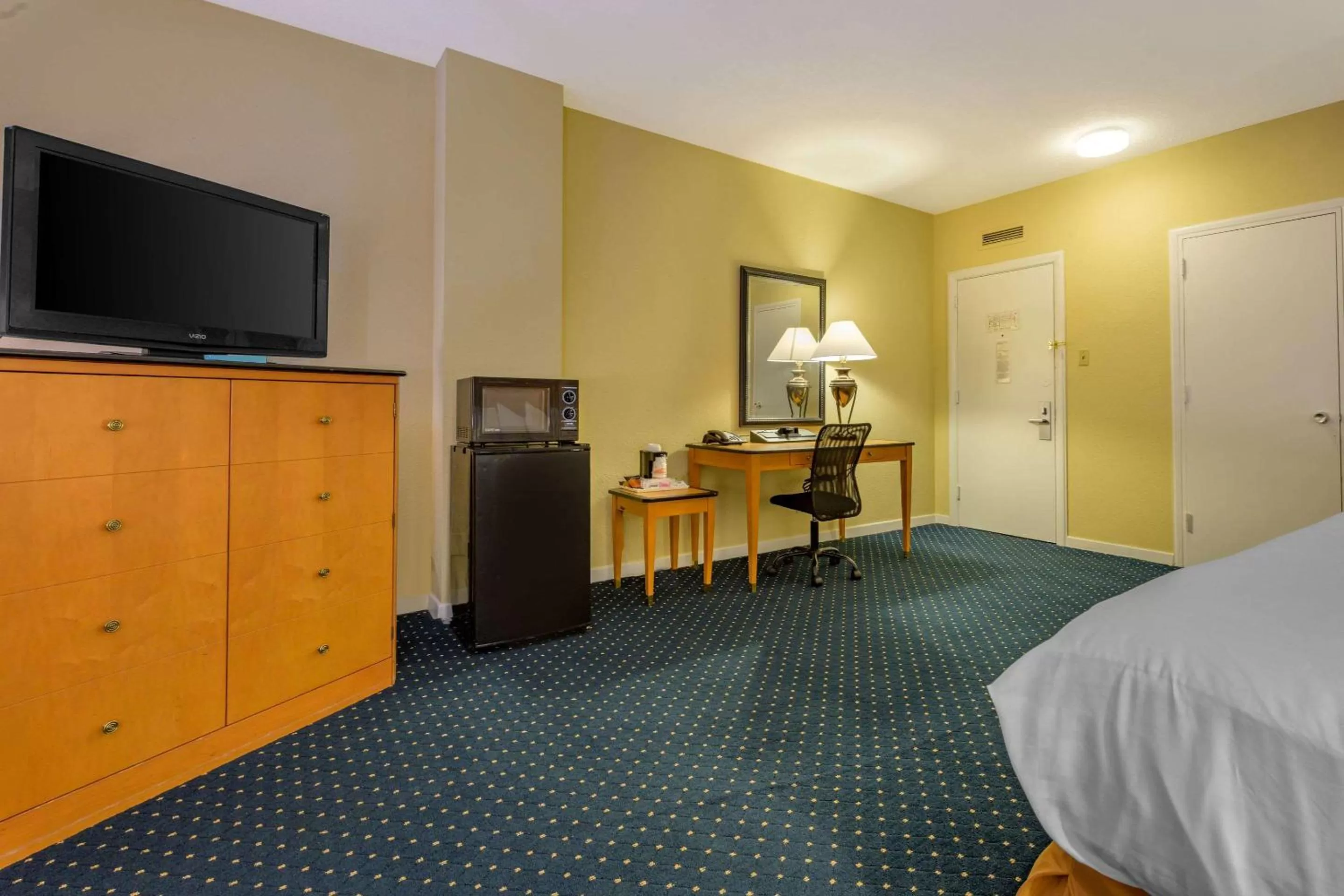 Photo of the whole room, TV/Entertainment Center in Days Inn & Suites by Wyndham Lebanon PA