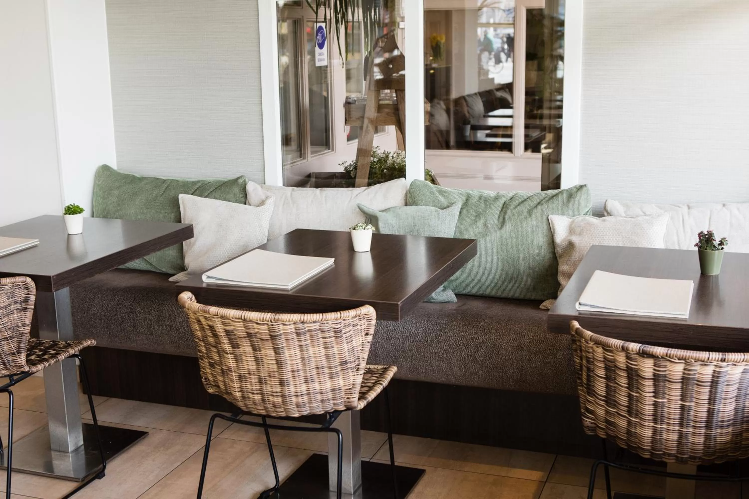 Restaurant/places to eat, Seating Area in Hotel du Bassin