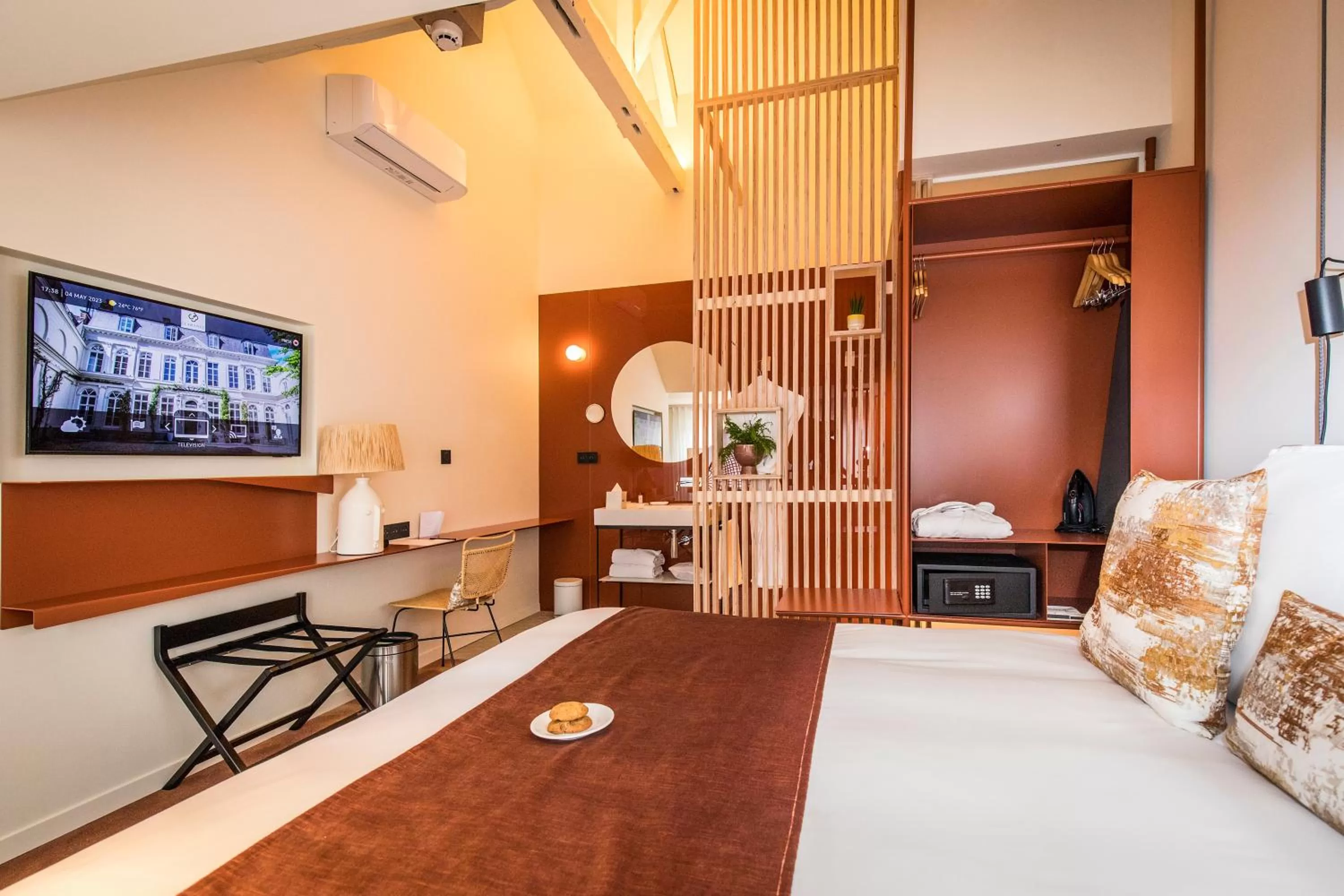 Photo of the whole room, Bed in Clarance Hotel Lille