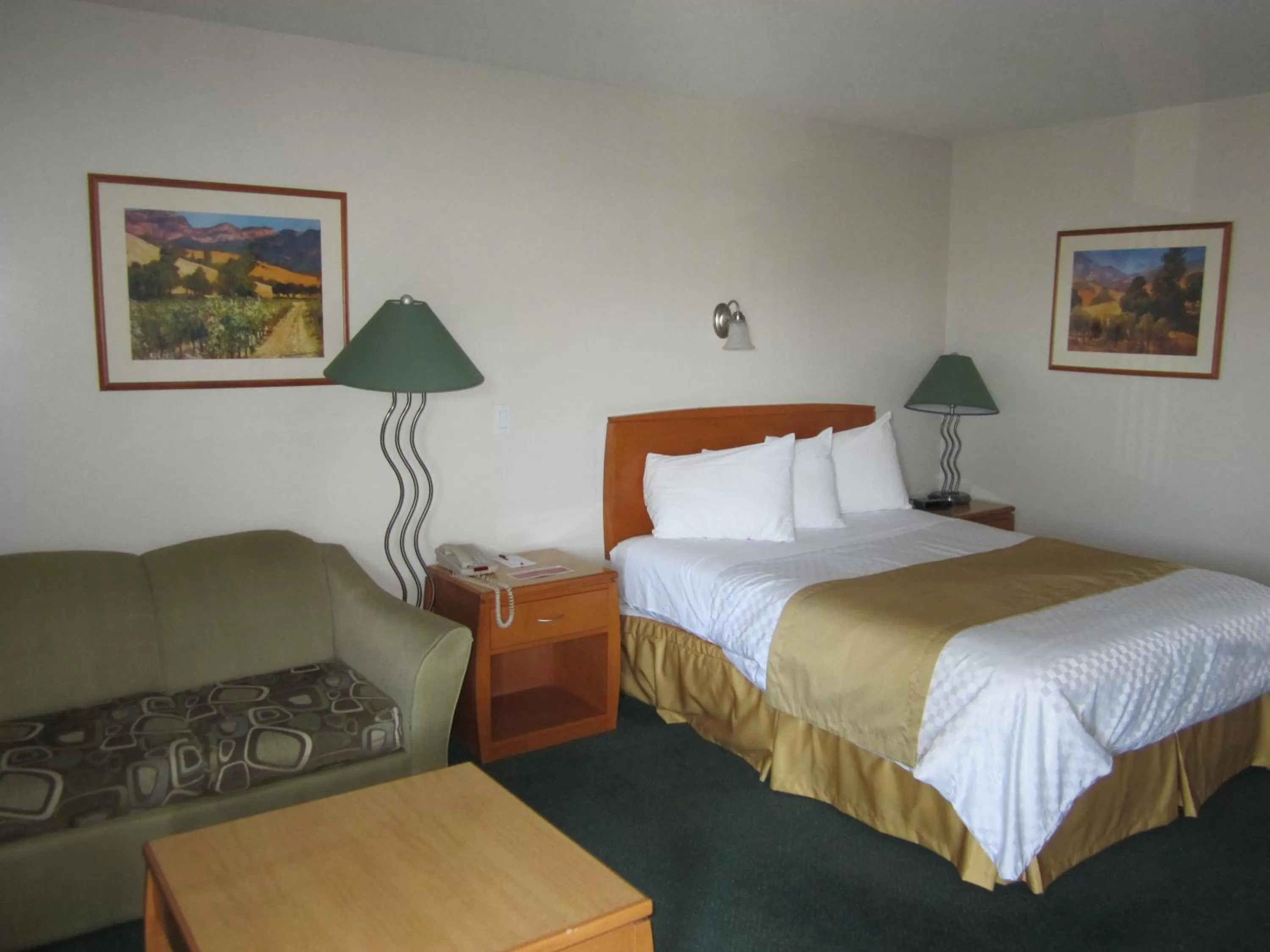 Bed in Ramada Merritt