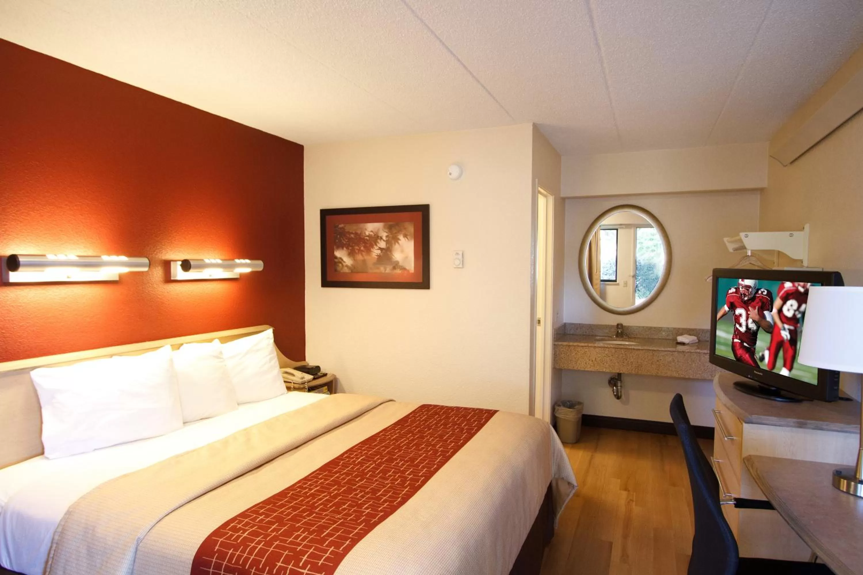 Standard King Room Smoke Free in Red Roof Inn Allentown Airport