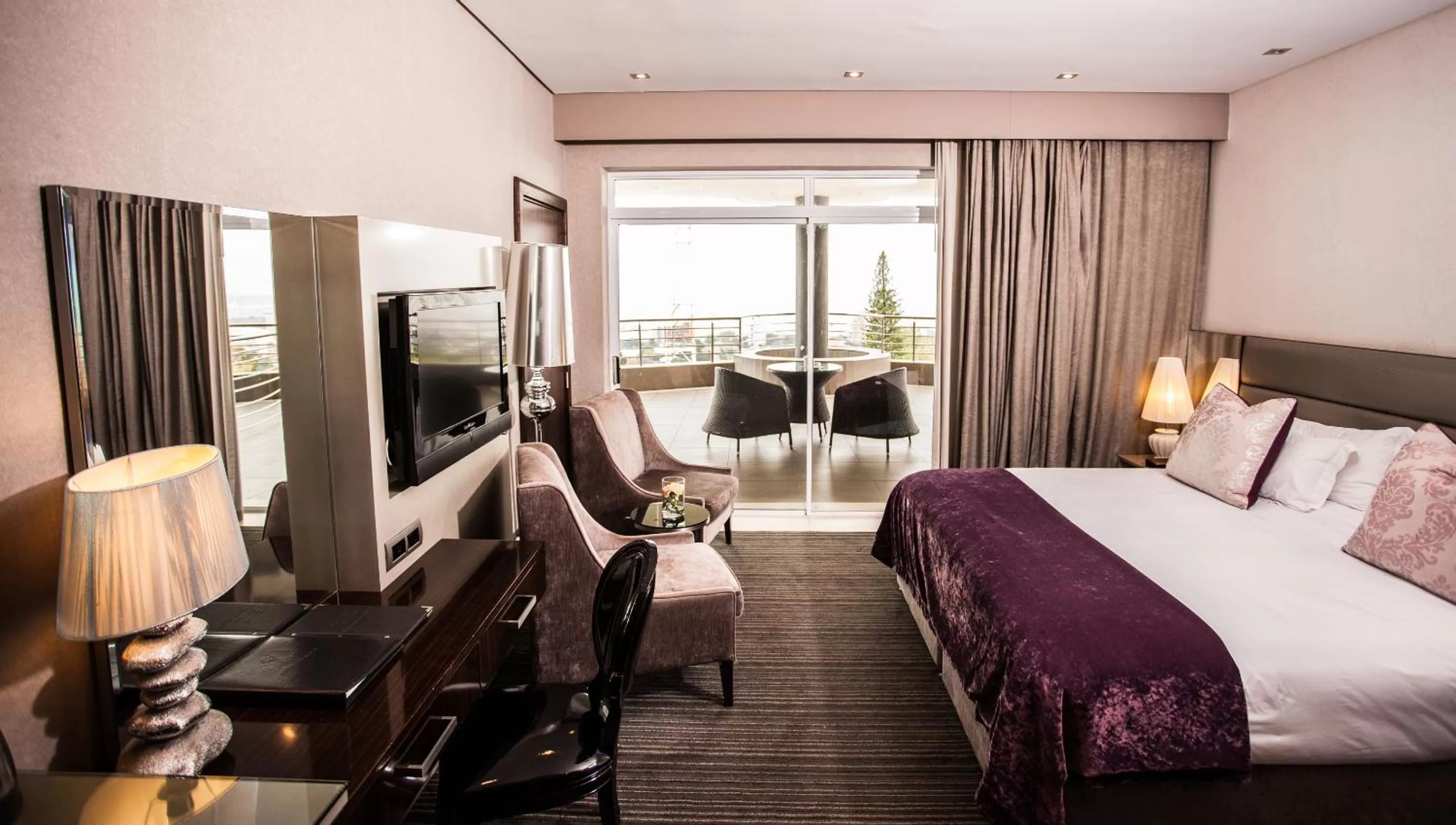 Patio, Bed in Coastlands Musgrave Hotel