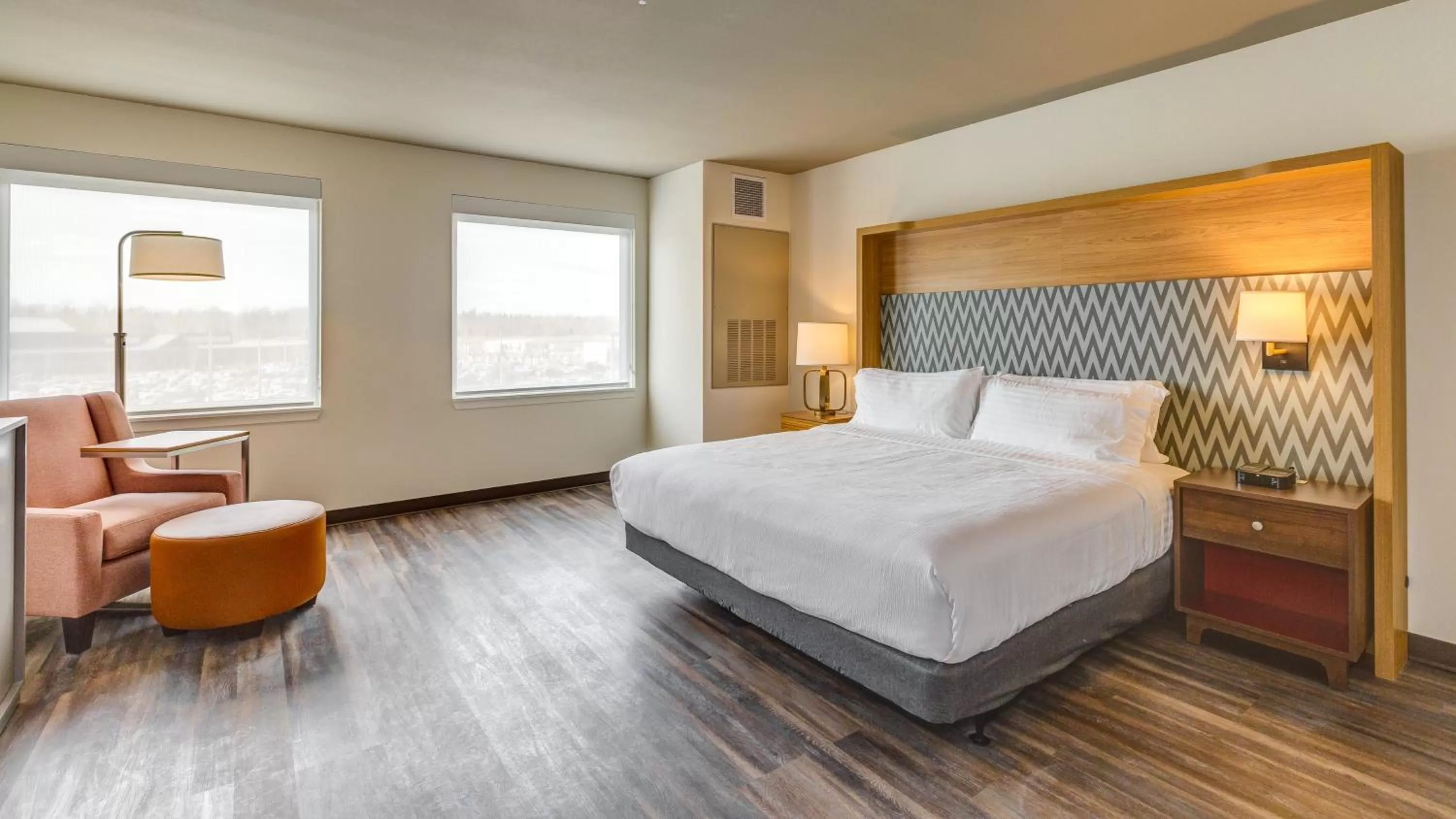Photo of the whole room, Bed in Holiday Inn & Suites Bellingham by IHG