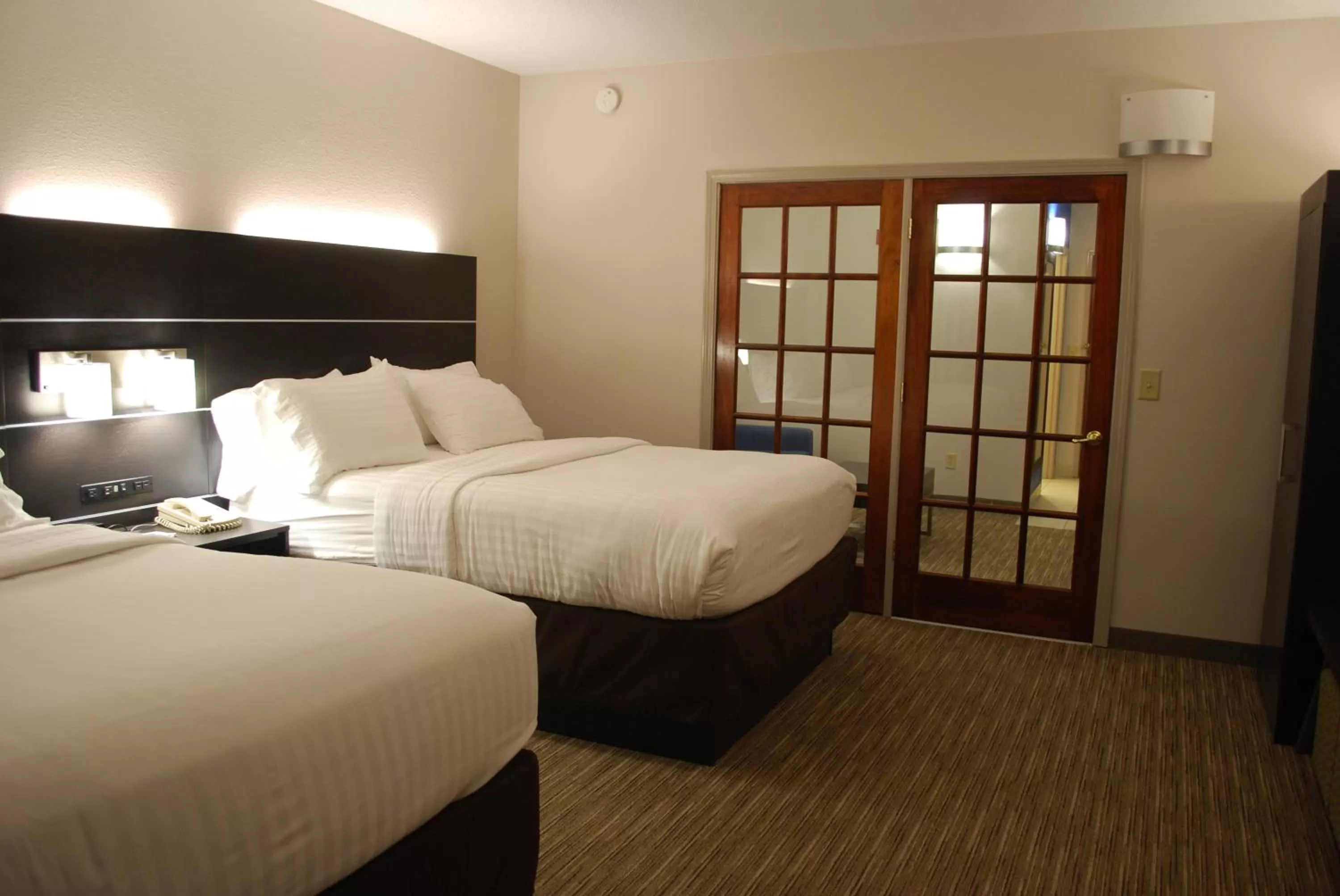 Photo of the whole room, Bed in Holiday Inn Express Hotel & Suites Kingsport-Meadowview I-26 by IHG