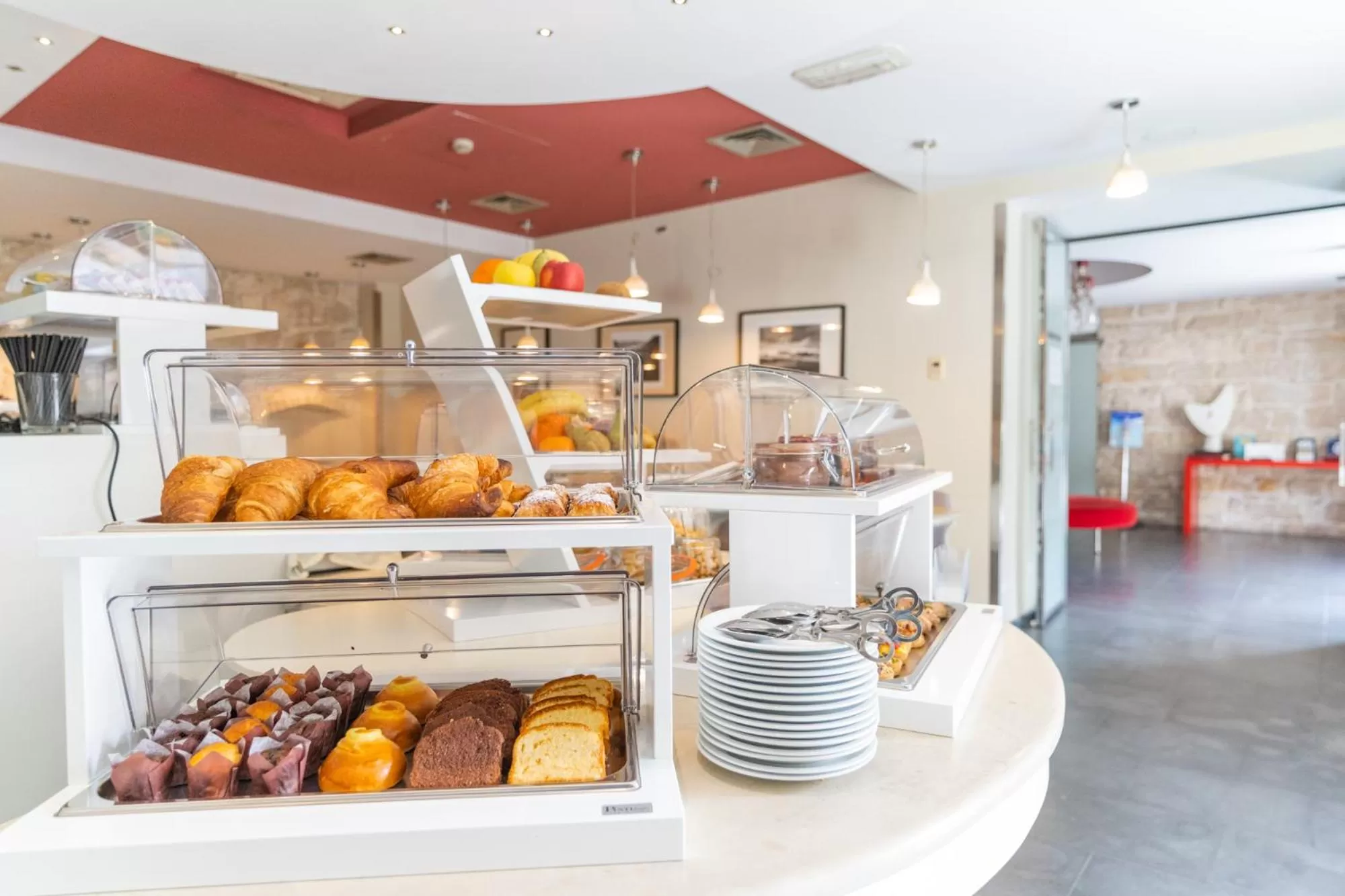 Food and drinks in El Homs Palace Hotel