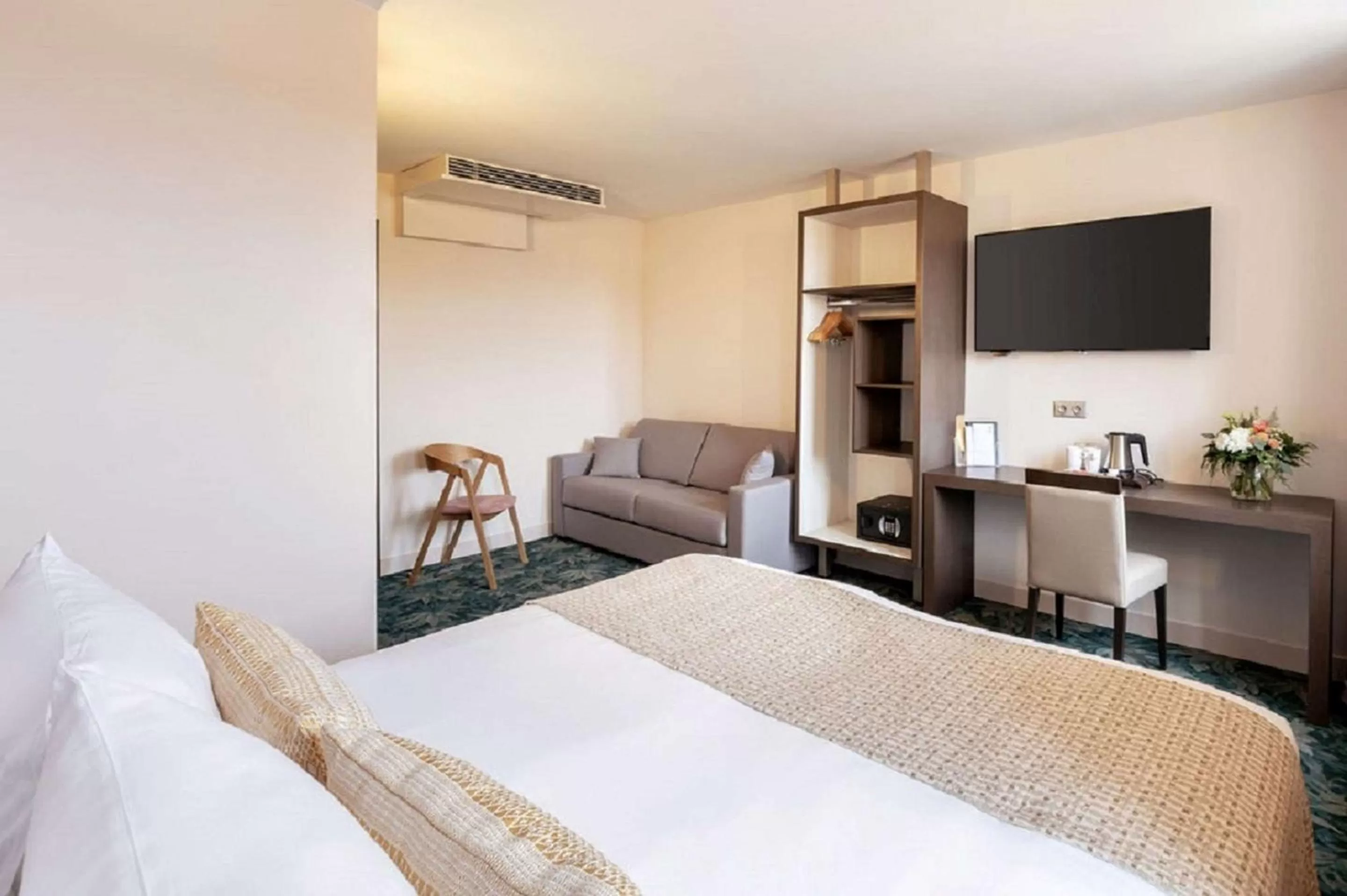 Queen Room with Sofa Bed in Best Western Plus Hôtel Belfort Centre Gare