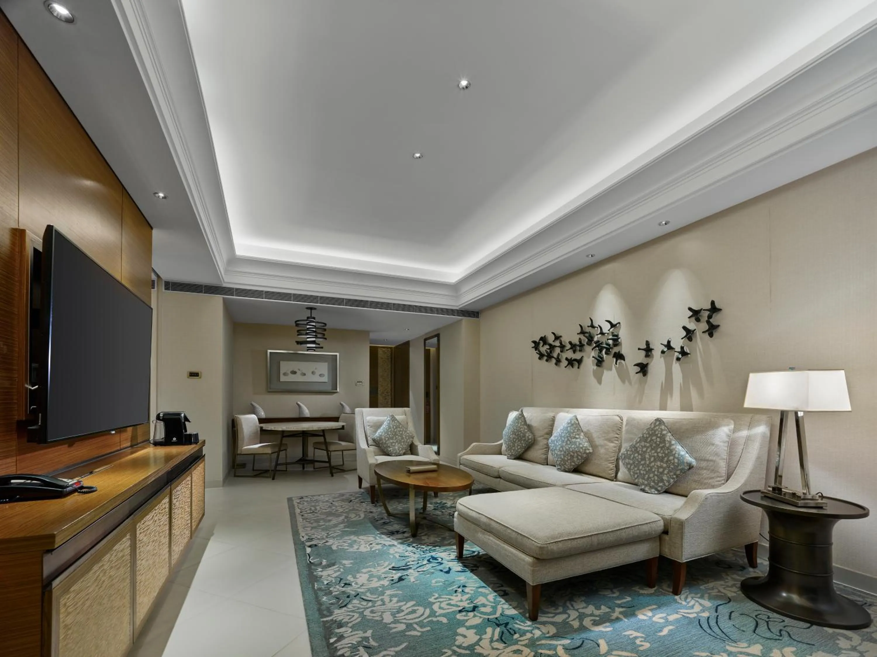 TV and multimedia in Hilton Haikou Meilan - Beachfront Hotel