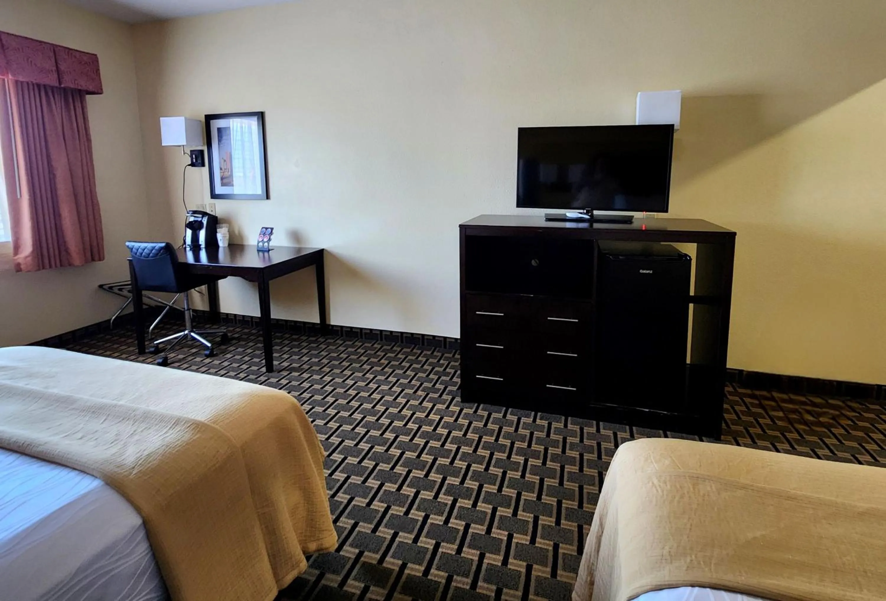 TV and multimedia, Bed in Days Inn & Suites by Wyndham Sam Houston Tollway