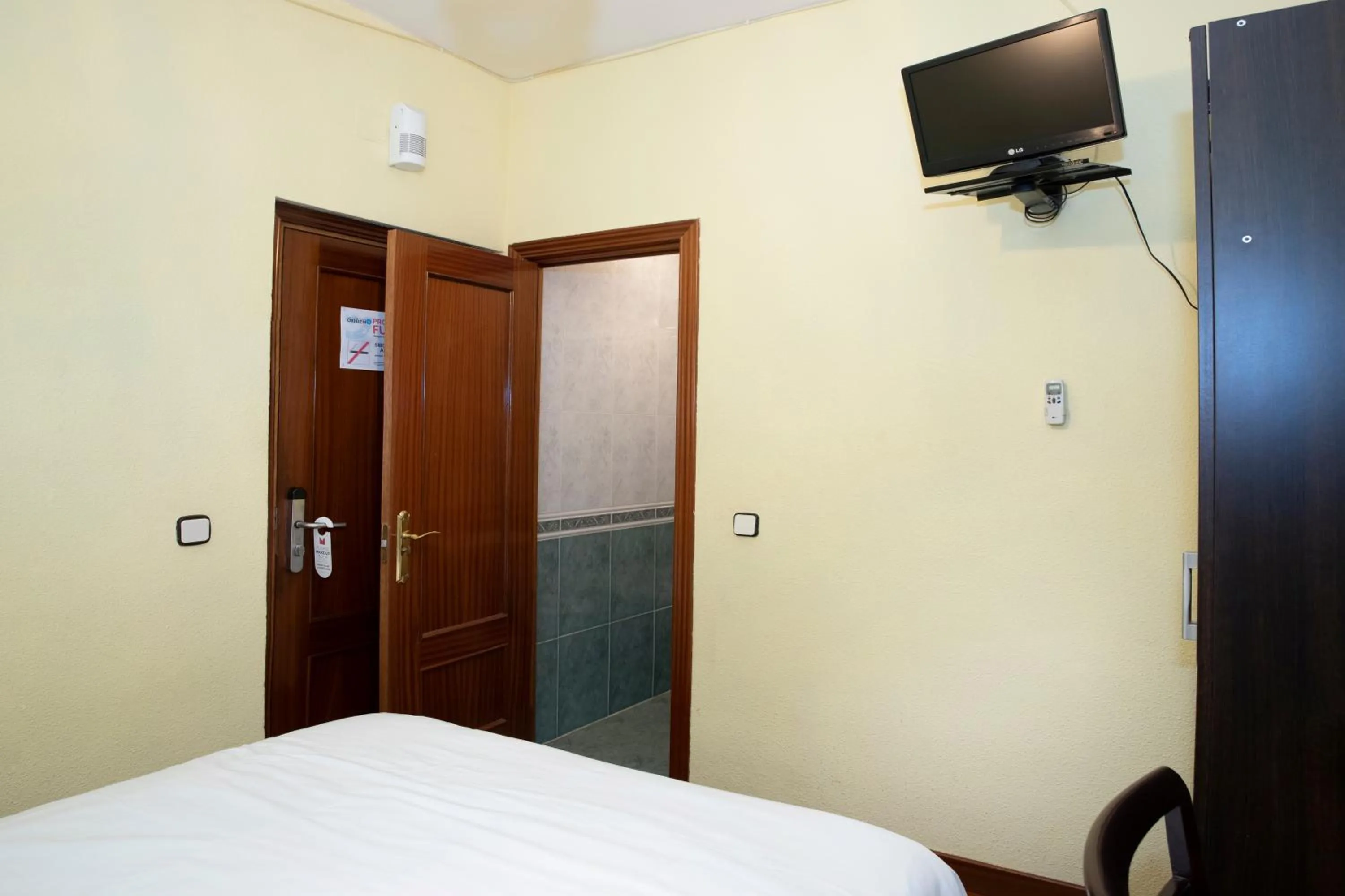 TV and multimedia, Bed in Hostal Tokio